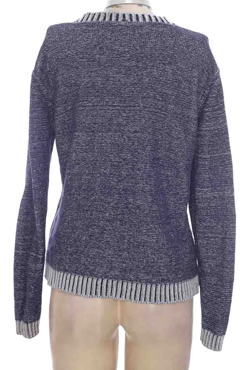 SWEATER COLOR AZUL  PEOPLE CONCEPT