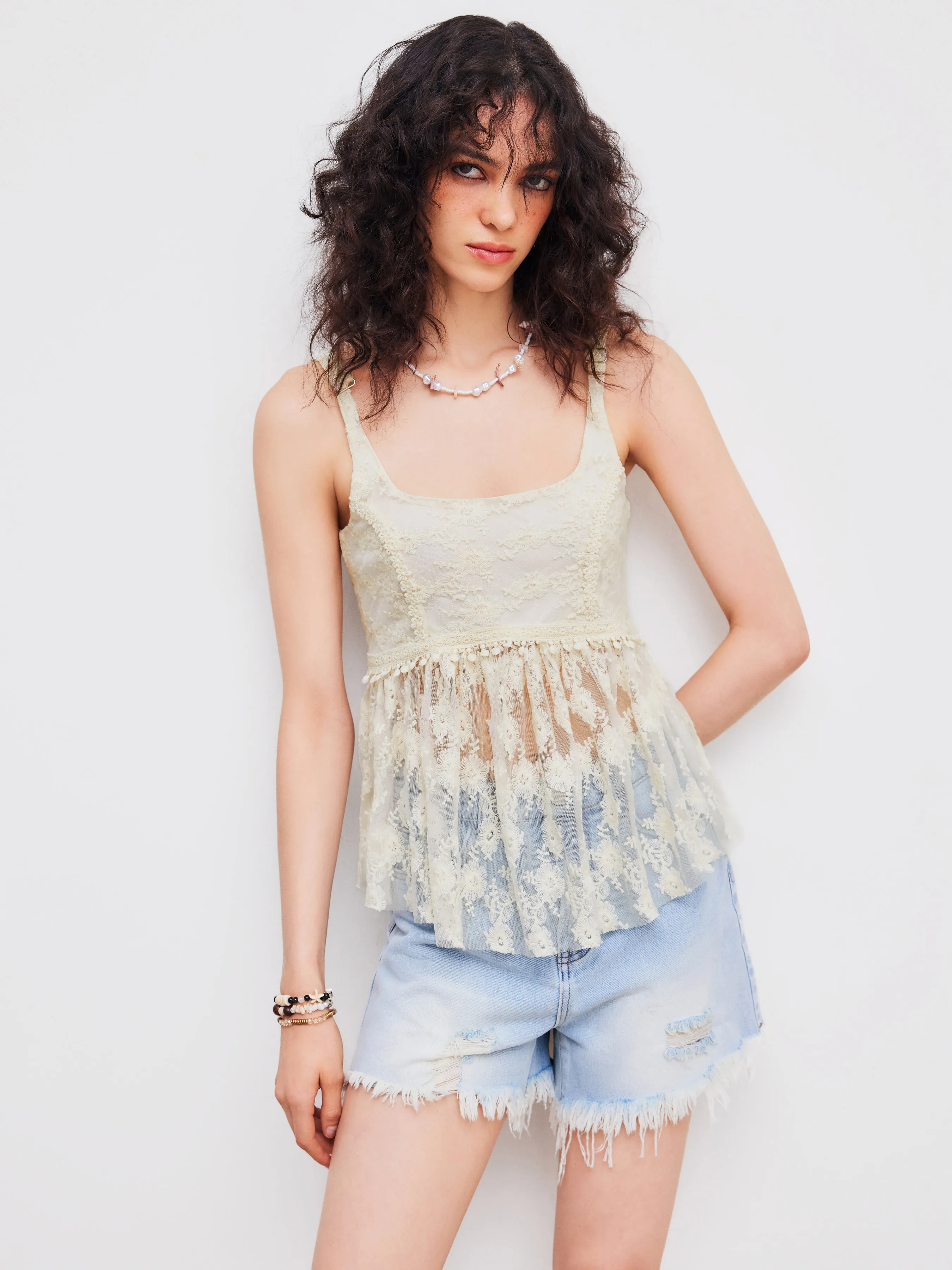 Top Cami con Volante en el Dobladillo y Cuello Redondo de Encaje Sólido