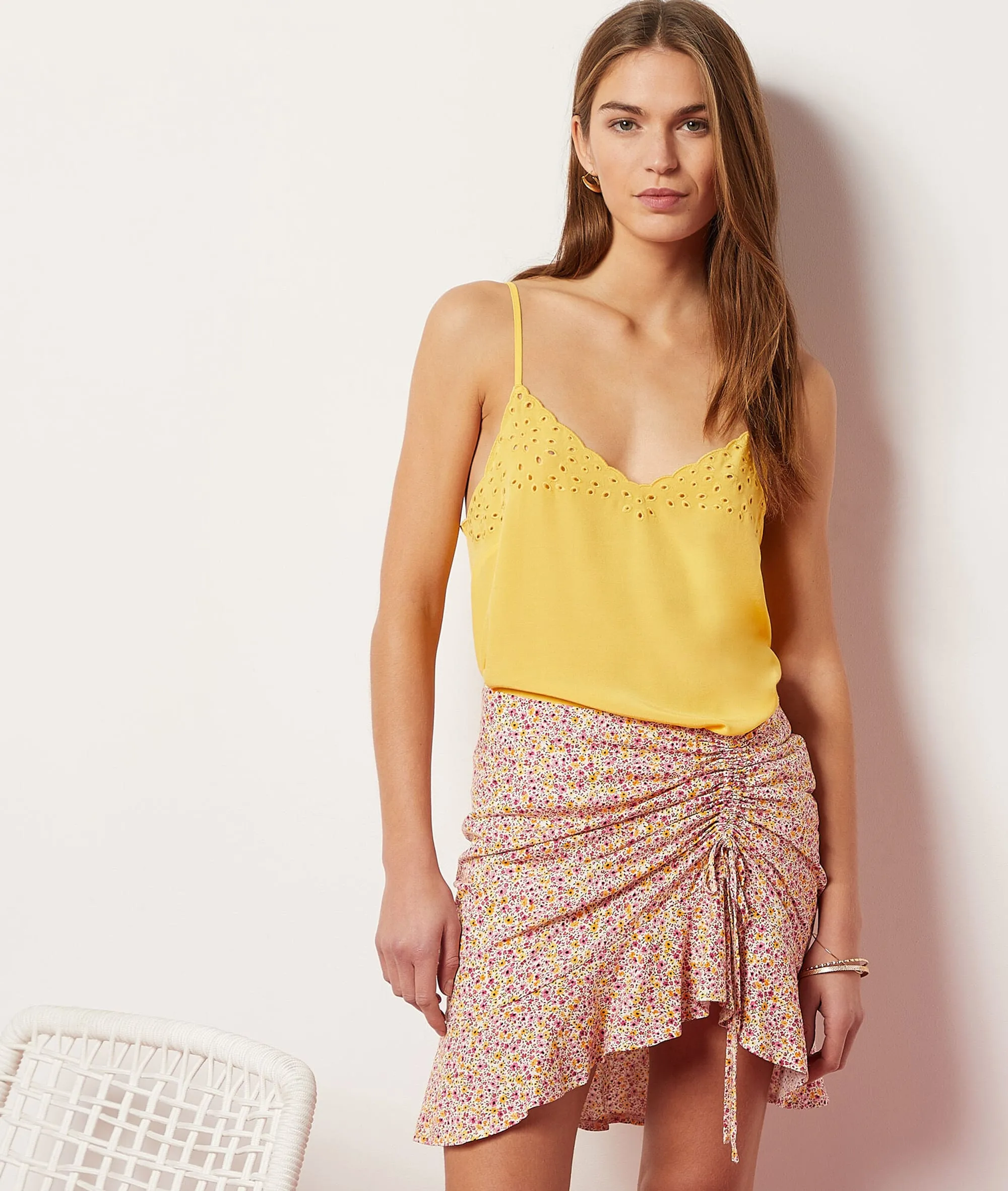 TOP CON MOTIVOS BORDADOS AMANDA JAUNE SOLEIL  ETAM