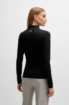 Top extra slim fit con cuello caja