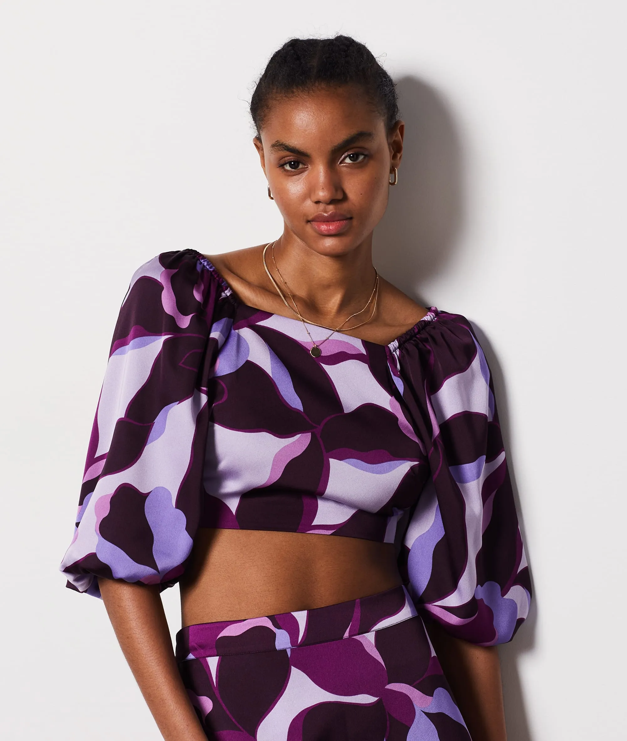 TOP MANGA CORTA ANUDADO ESPALDA UZES IMP FD VIOLET.  ETAM