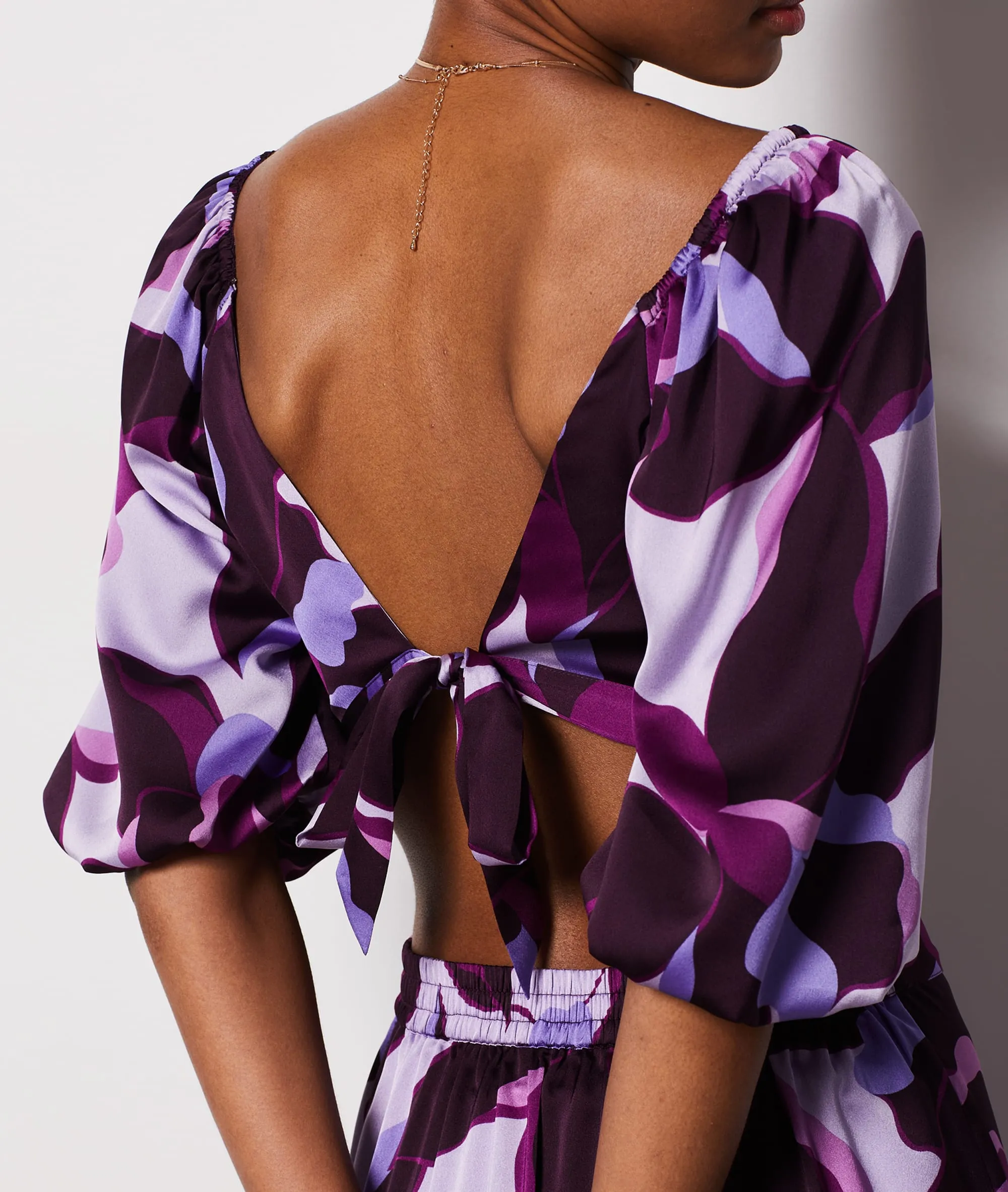 TOP MANGA CORTA ANUDADO ESPALDA UZES IMP FD VIOLET.  ETAM