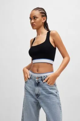 Top slim fit de canalé con detalle de la marca repetido