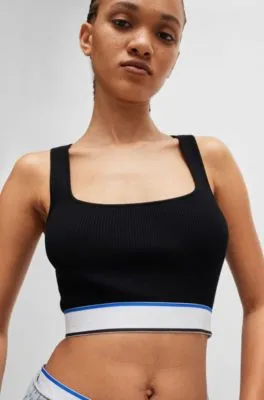 Top slim fit de canalé con detalle de la marca repetido