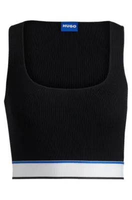 Top slim fit de canalé con detalle de la marca repetido