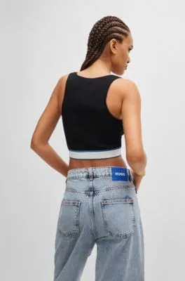 Top slim fit de canalé con detalle de la marca repetido