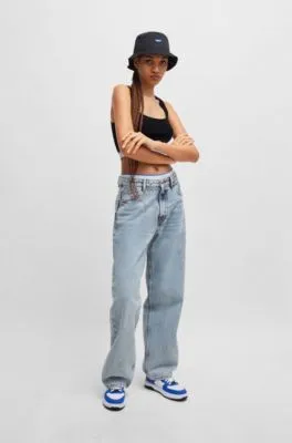 Top slim fit de canalé con detalle de la marca repetido