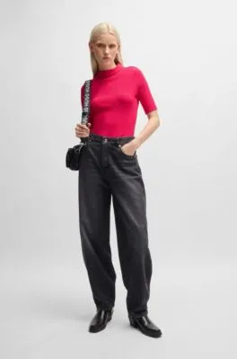 Top slim fit de punto de canalé con cuello medio