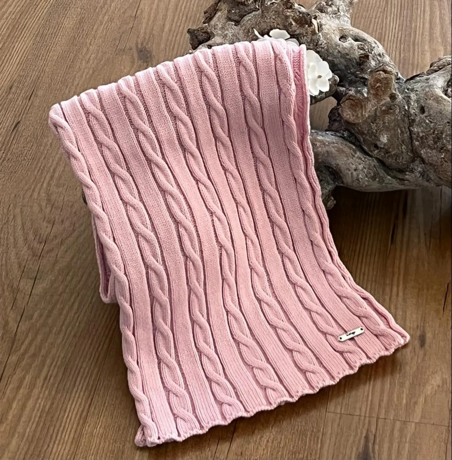 UNISEX KNITTED SCARF WITH FIGUREOFEIGHT PATTERN.
