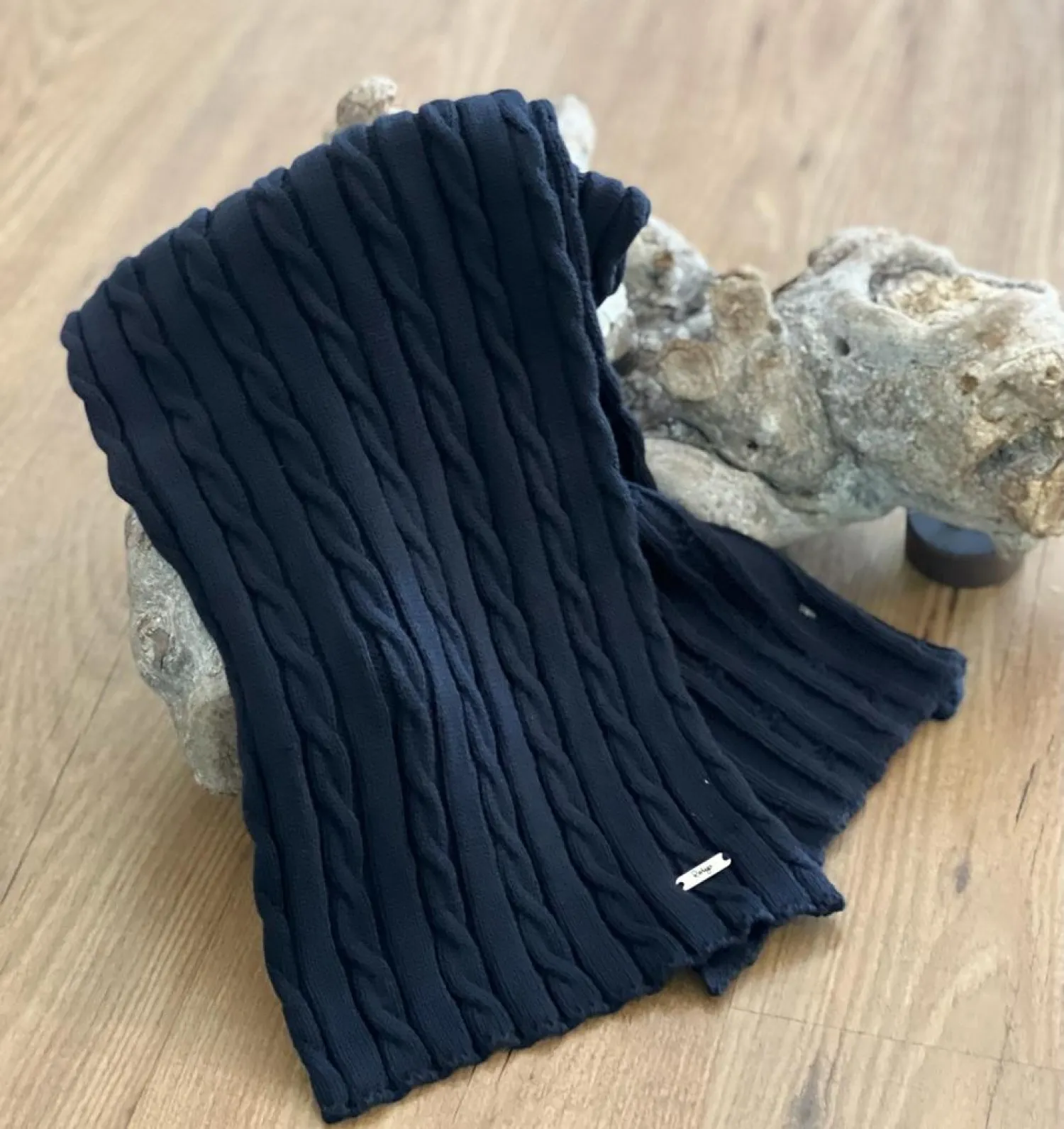 UNISEX KNITTED SCARF WITH FIGUREOFEIGHT PATTERN.