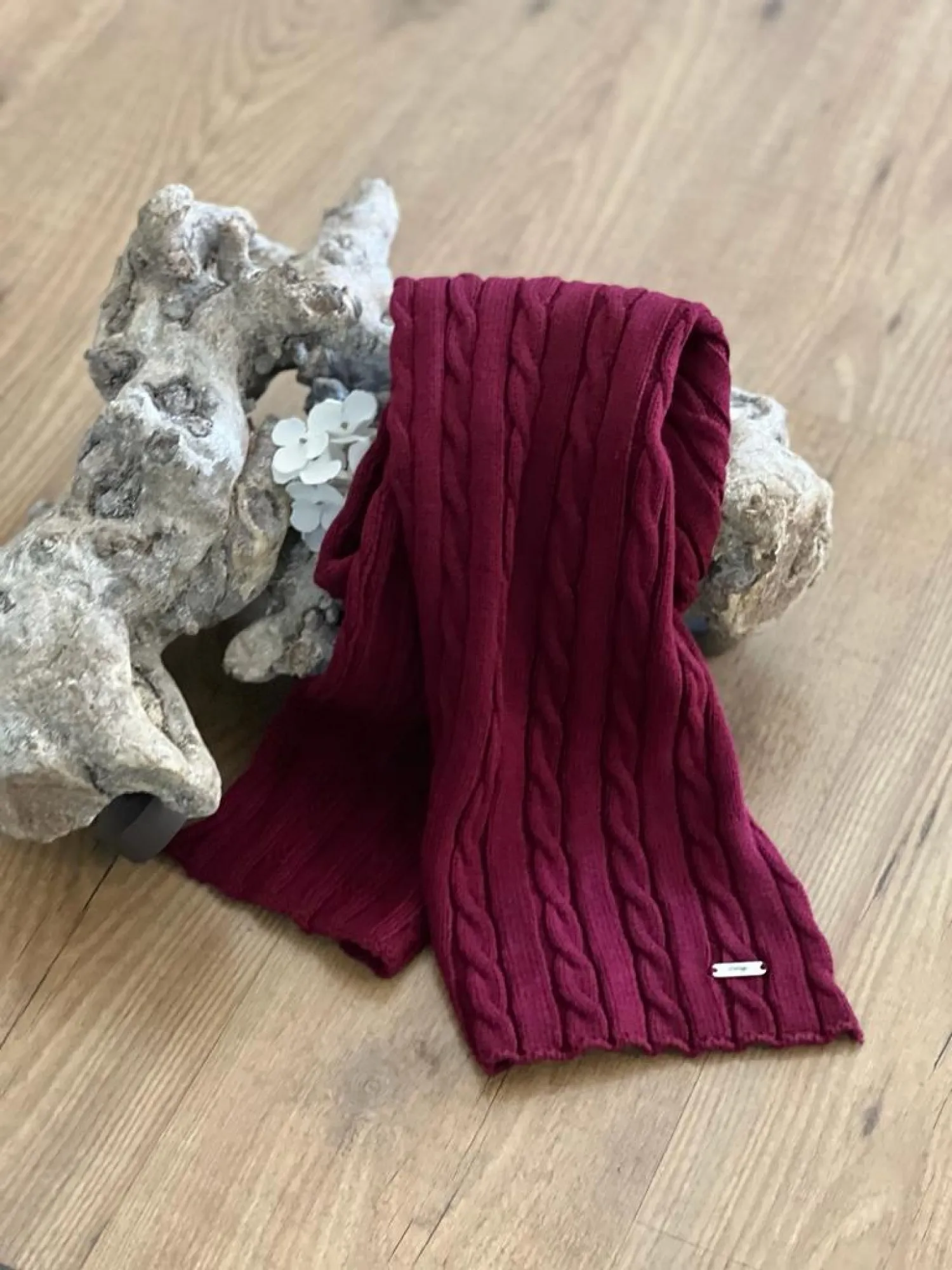 UNISEX KNITTED SCARF WITH FIGUREOFEIGHT PATTERN.