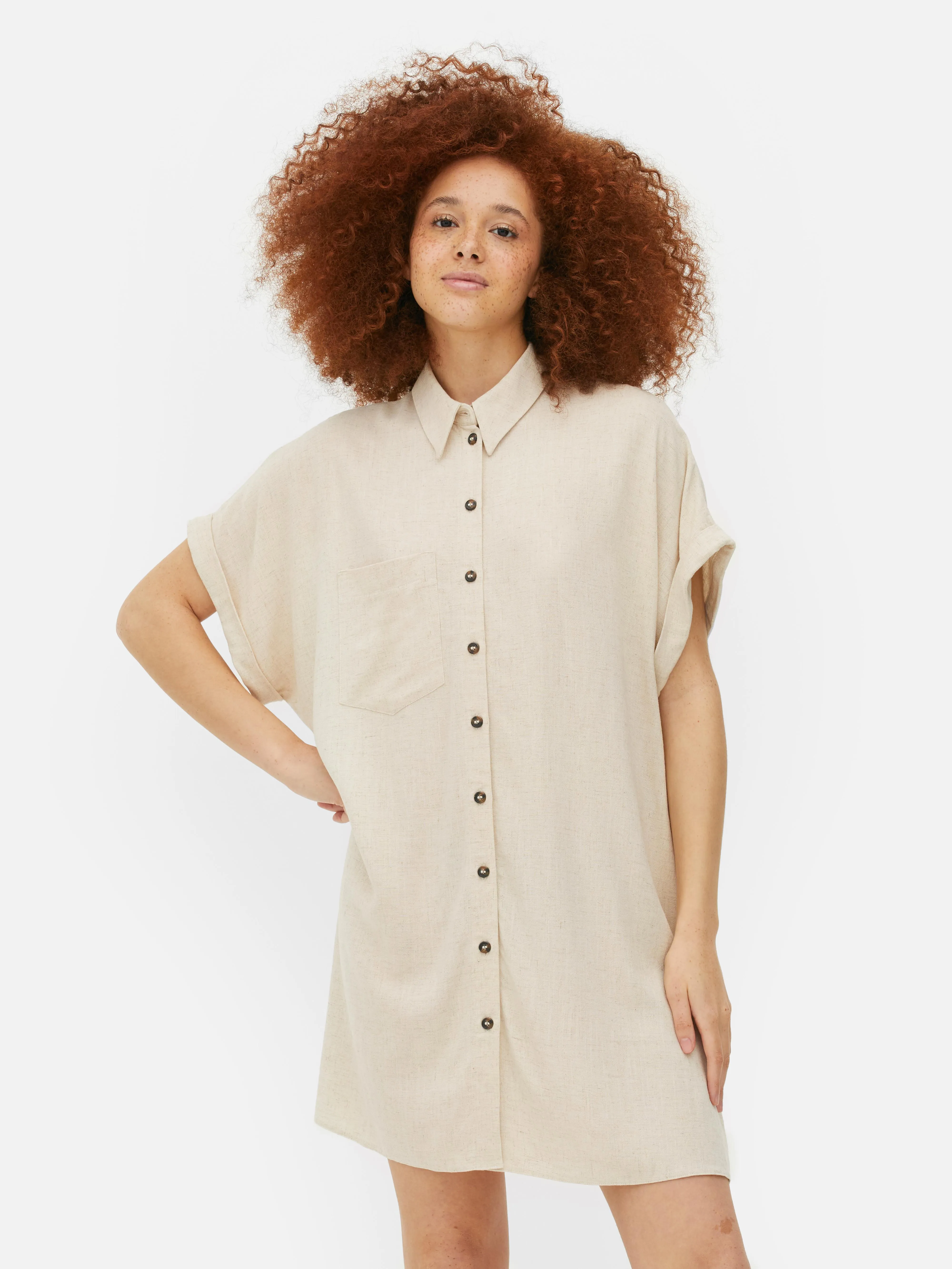 Vestido camisero de manga corta y corte holgado