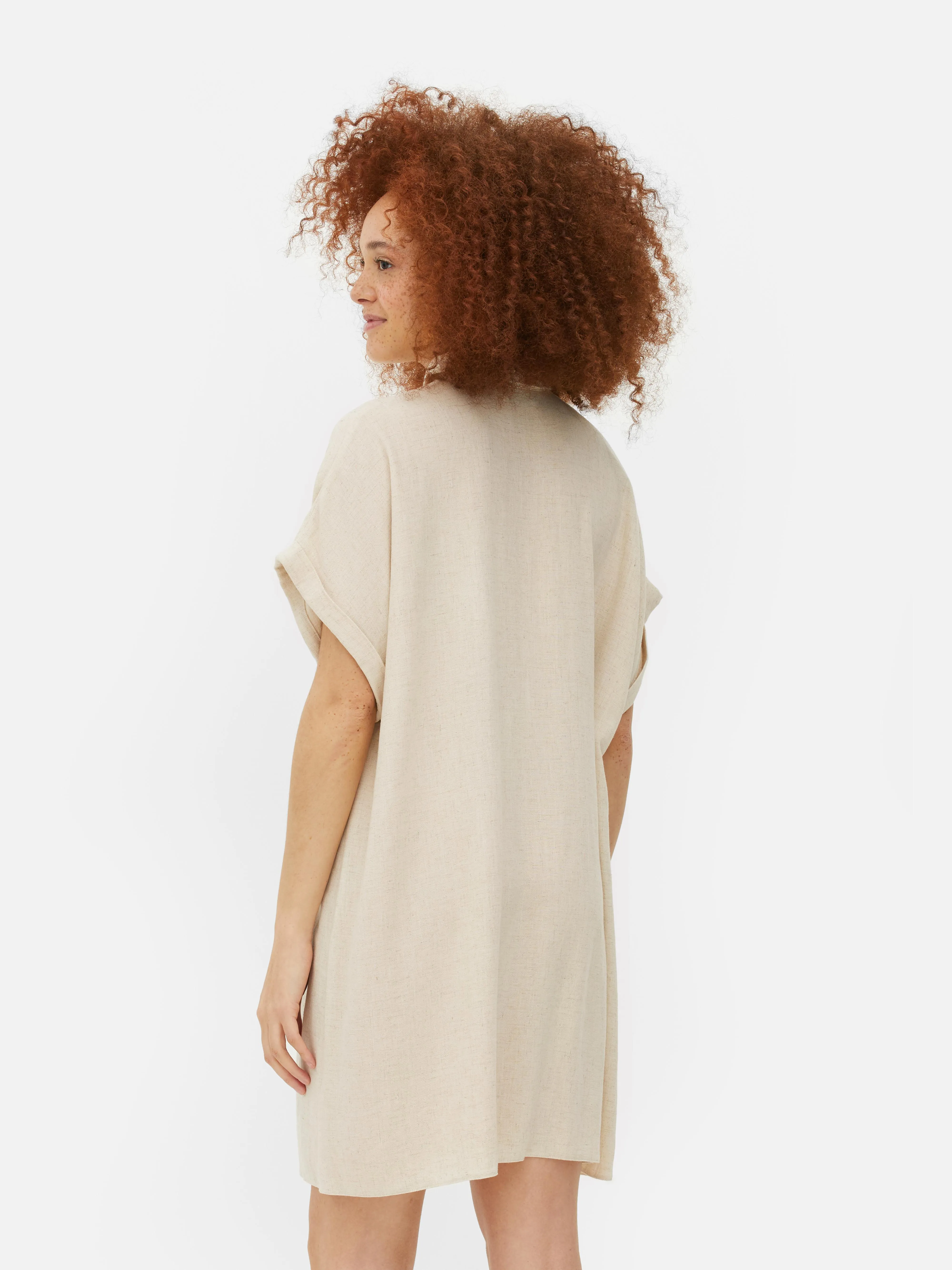 Vestido camisero de manga corta y corte holgado