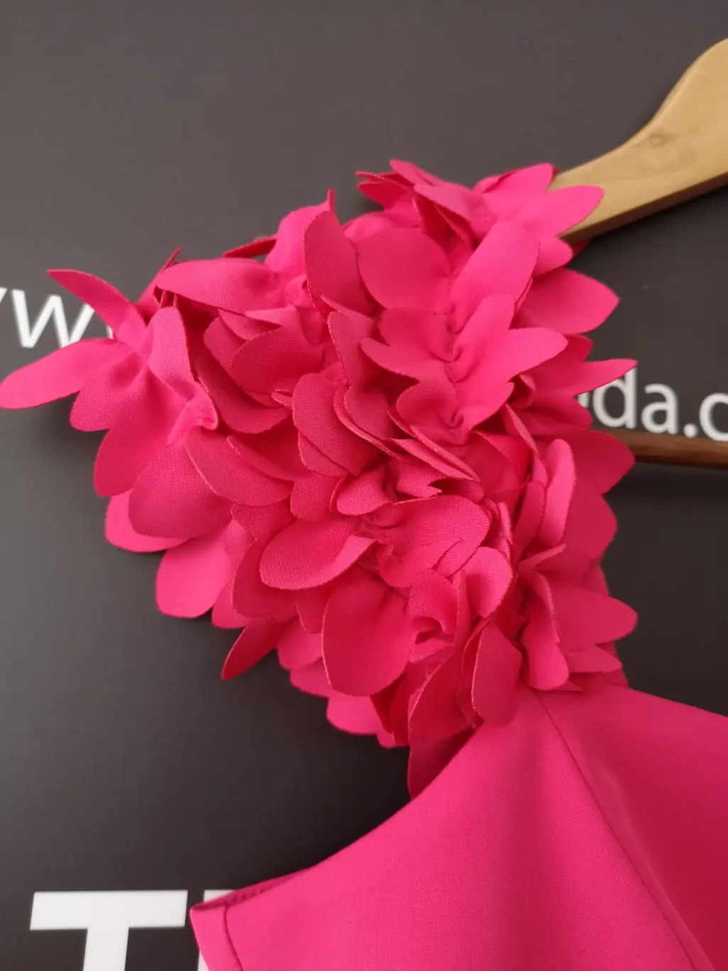 Vestido con rosas en los hombros