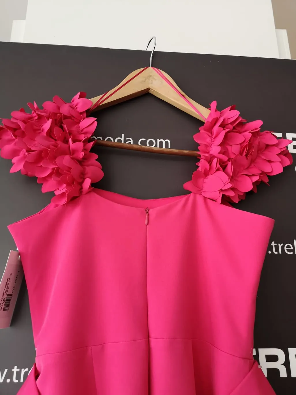 Vestido con rosas en los hombros