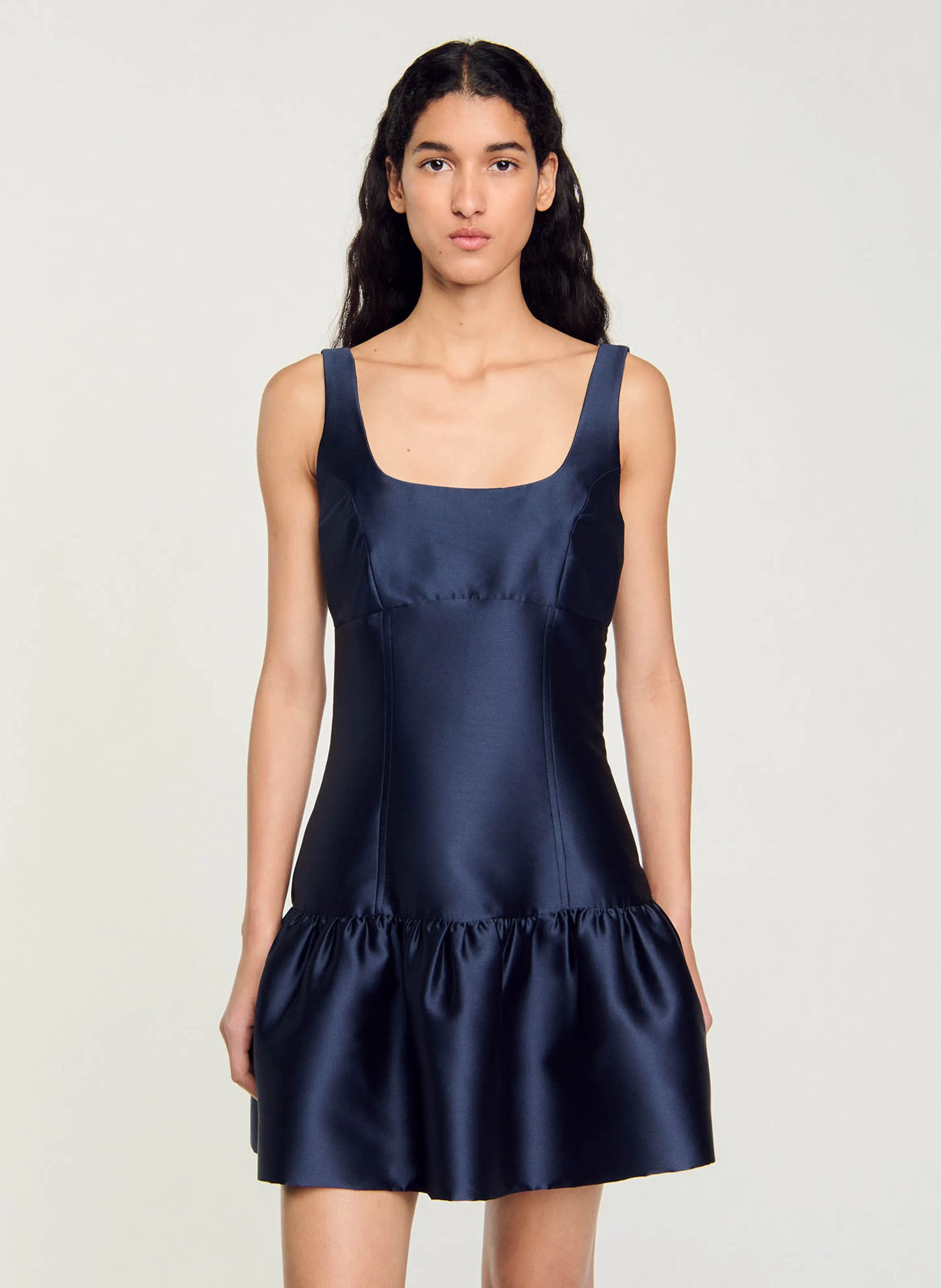 Vestido corto con cuello cuadrado de satén en azul