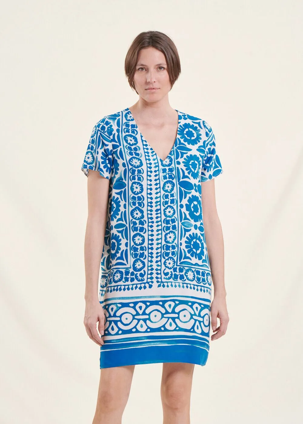 Vestido corto estampado con cuello de pico en azul