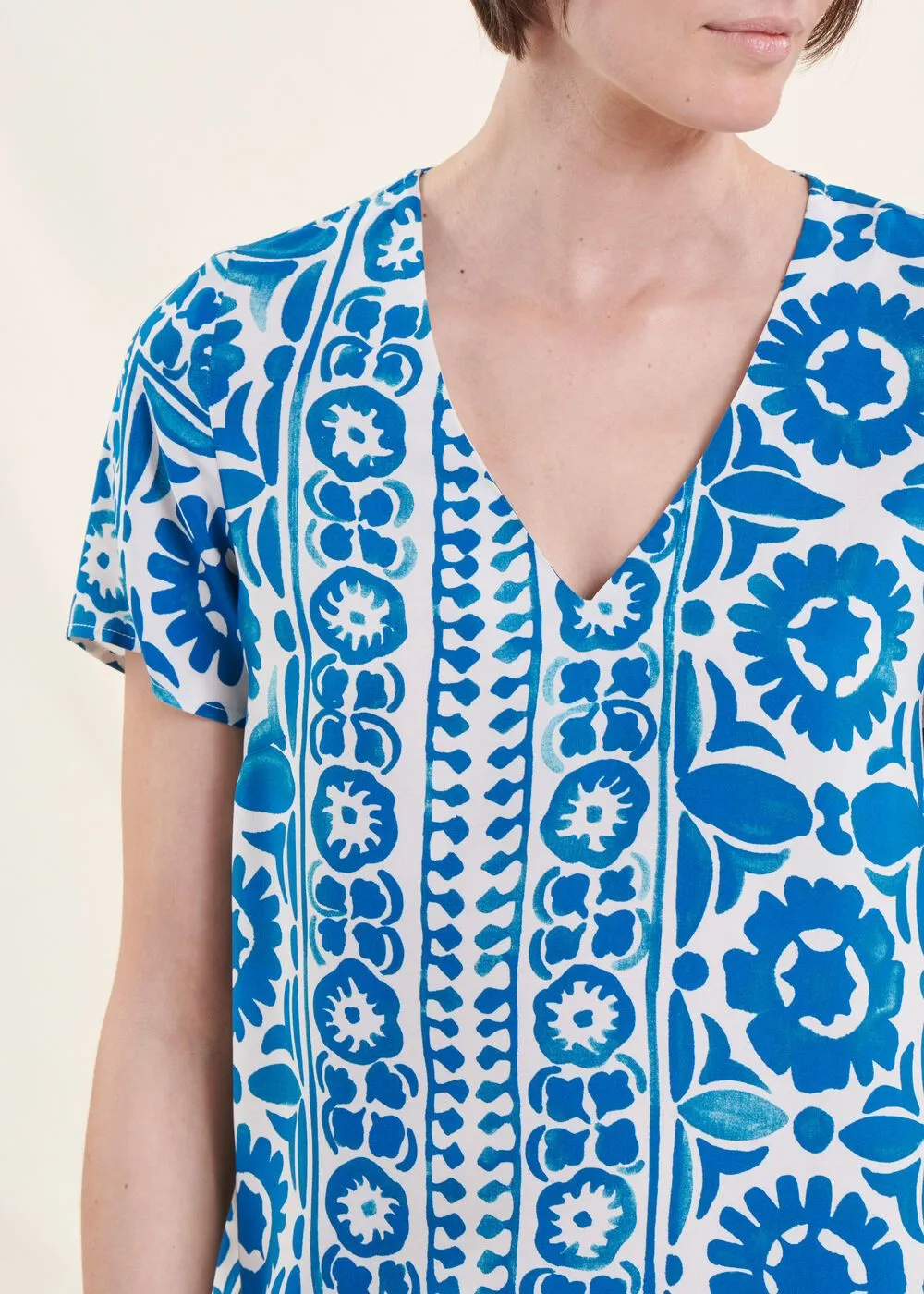 Vestido corto estampado con cuello de pico en azul