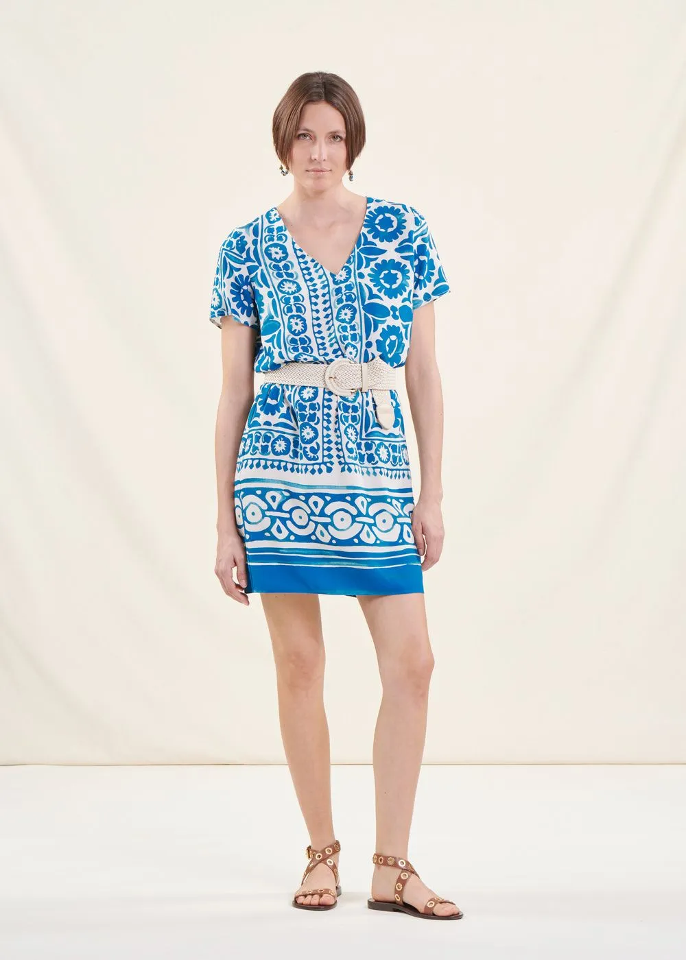 Vestido corto estampado con cuello de pico en azul