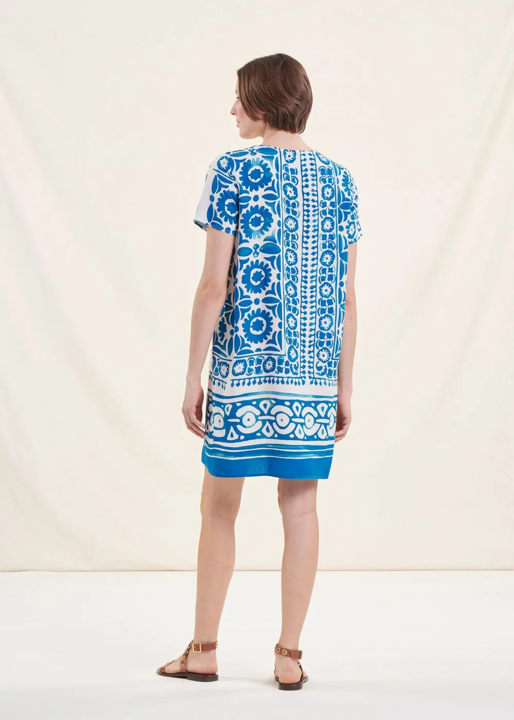 Vestido corto estampado con cuello de pico en azul