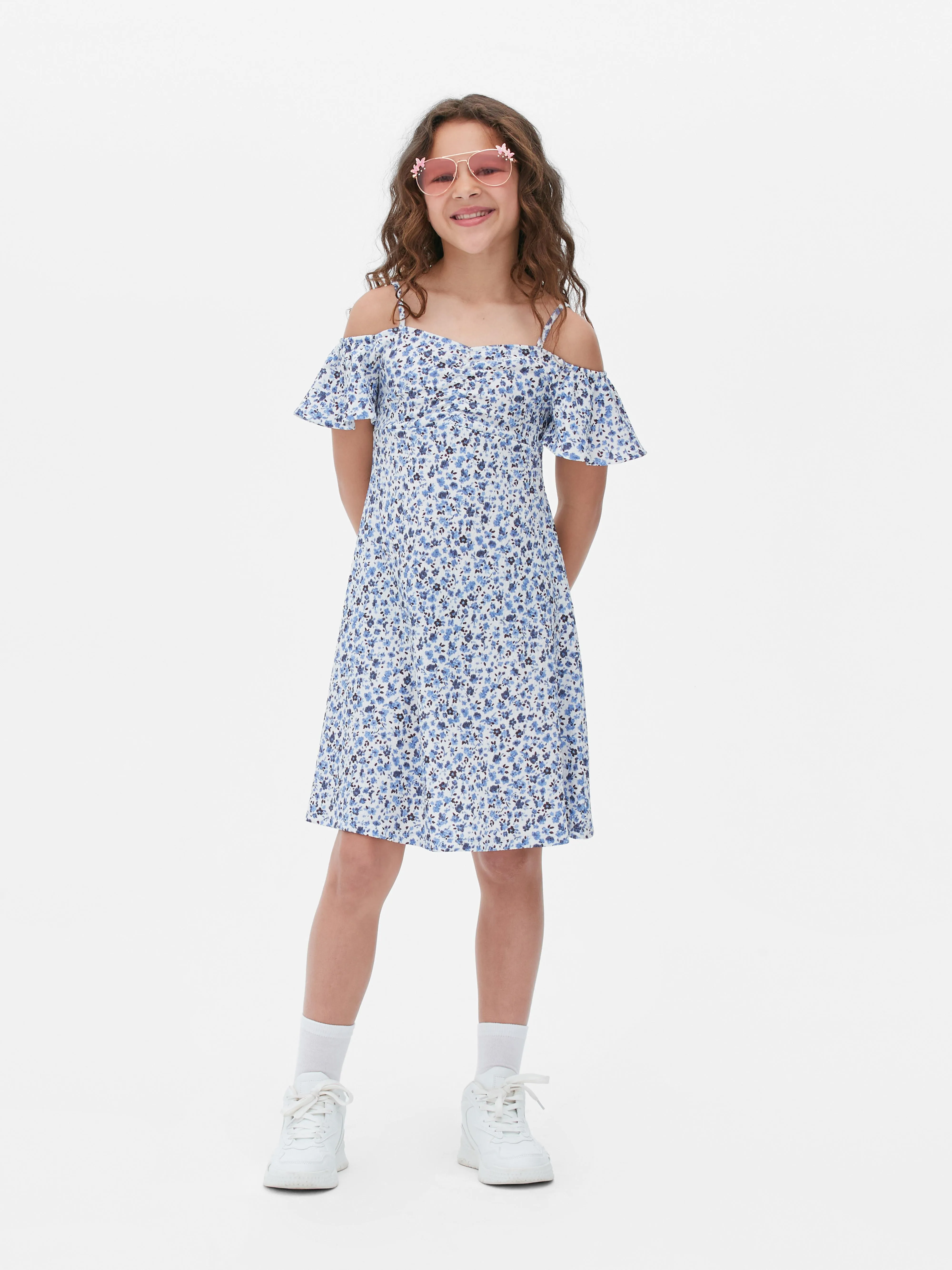 Vestido floral con hombros descubiertos