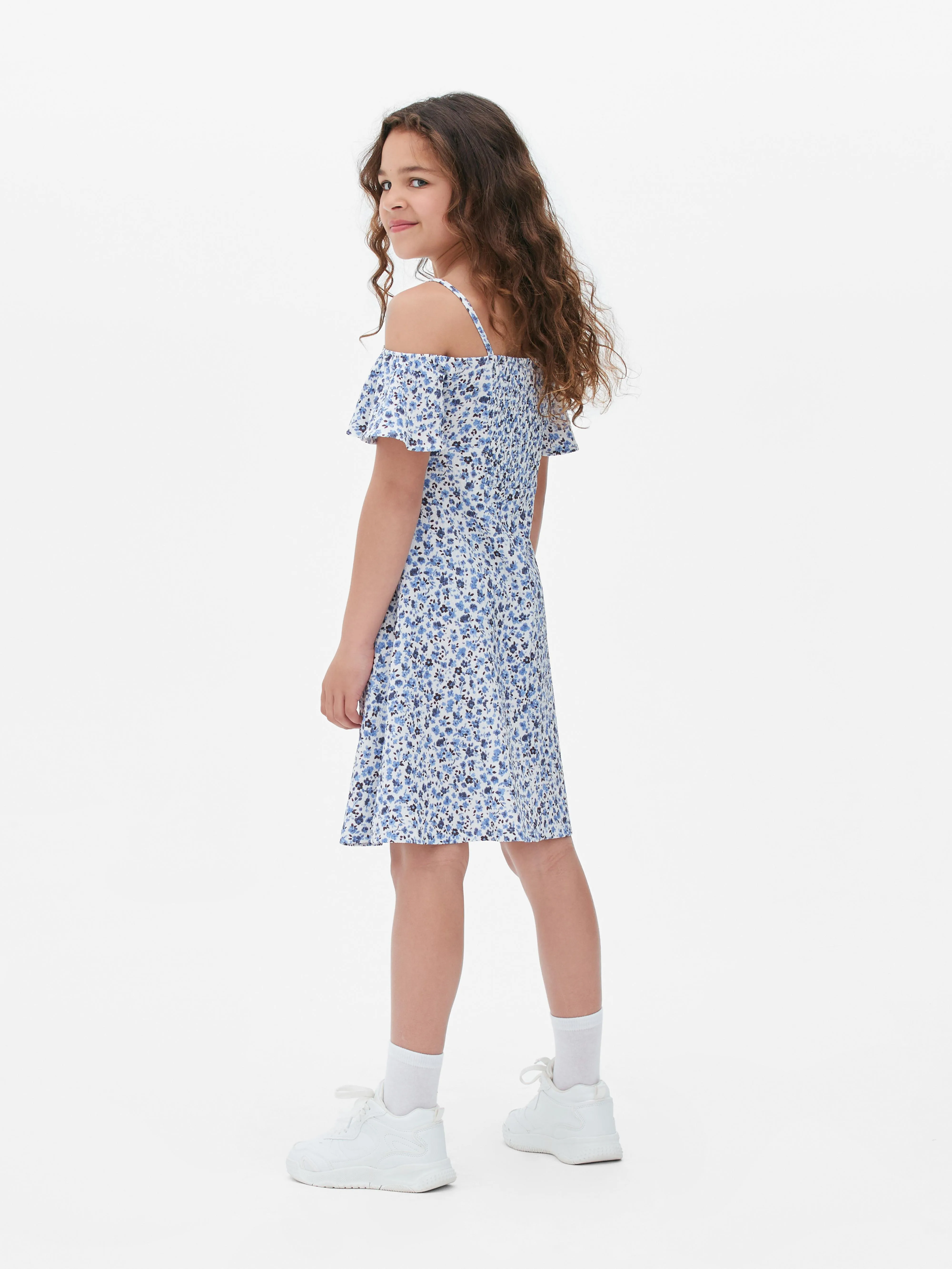 Vestido floral con hombros descubiertos