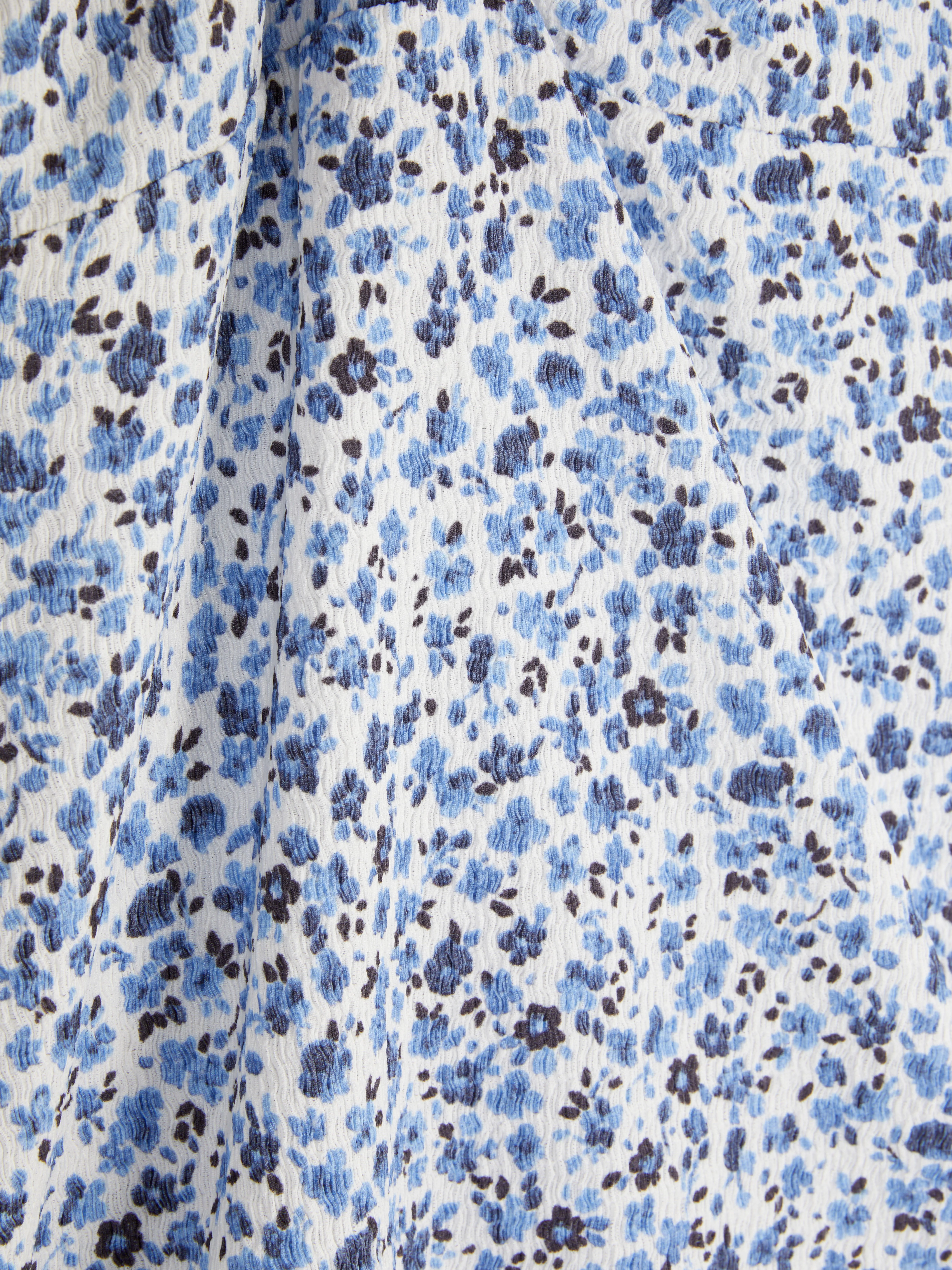 Vestido floral con hombros descubiertos