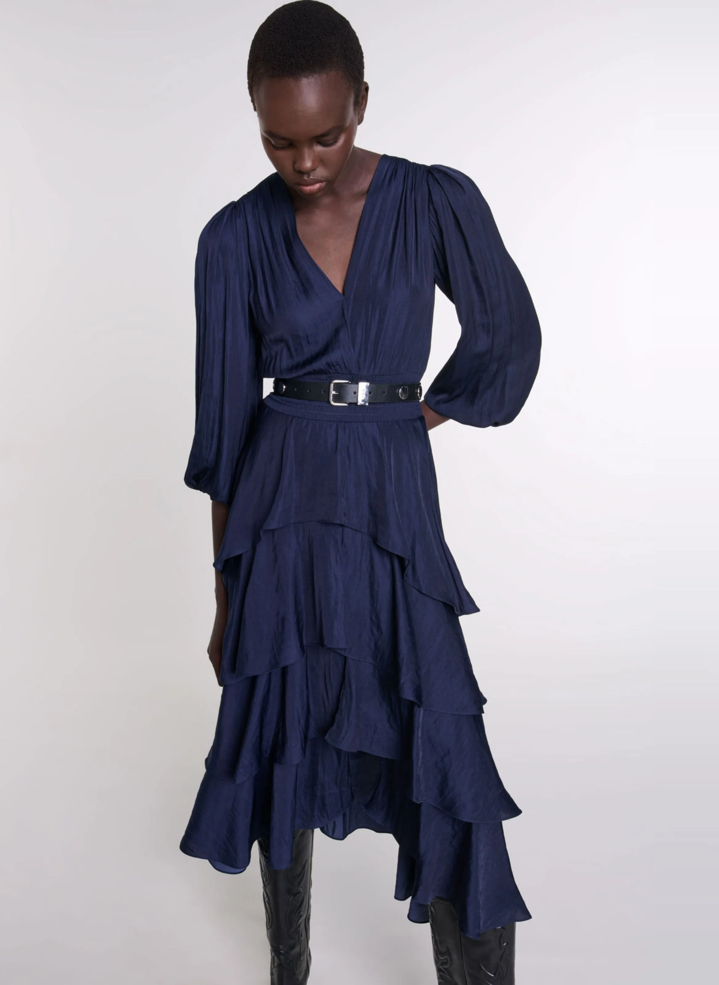 Vestido largo con cuello de pico y volantes en azul