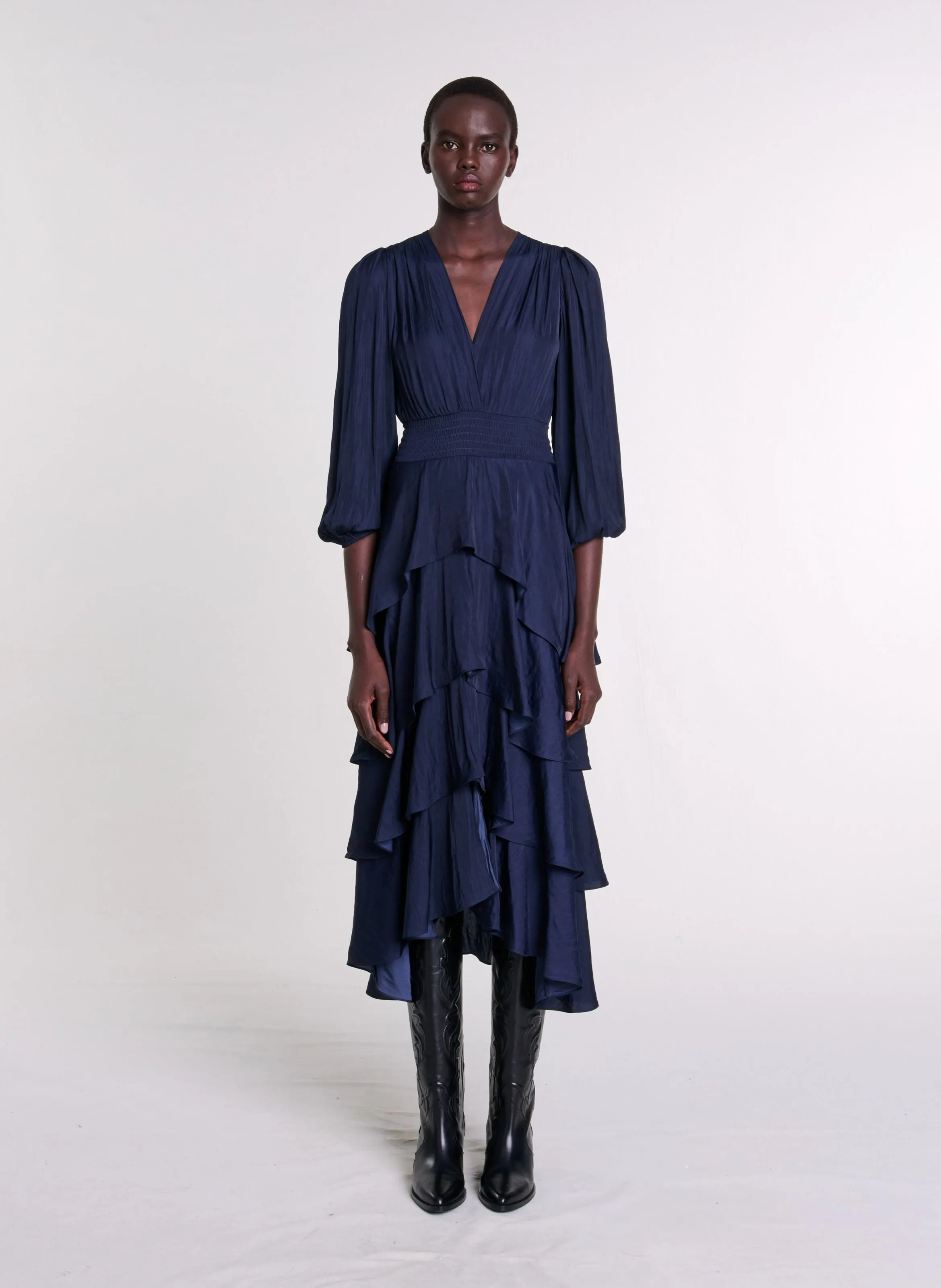 Vestido largo con cuello de pico y volantes en azul