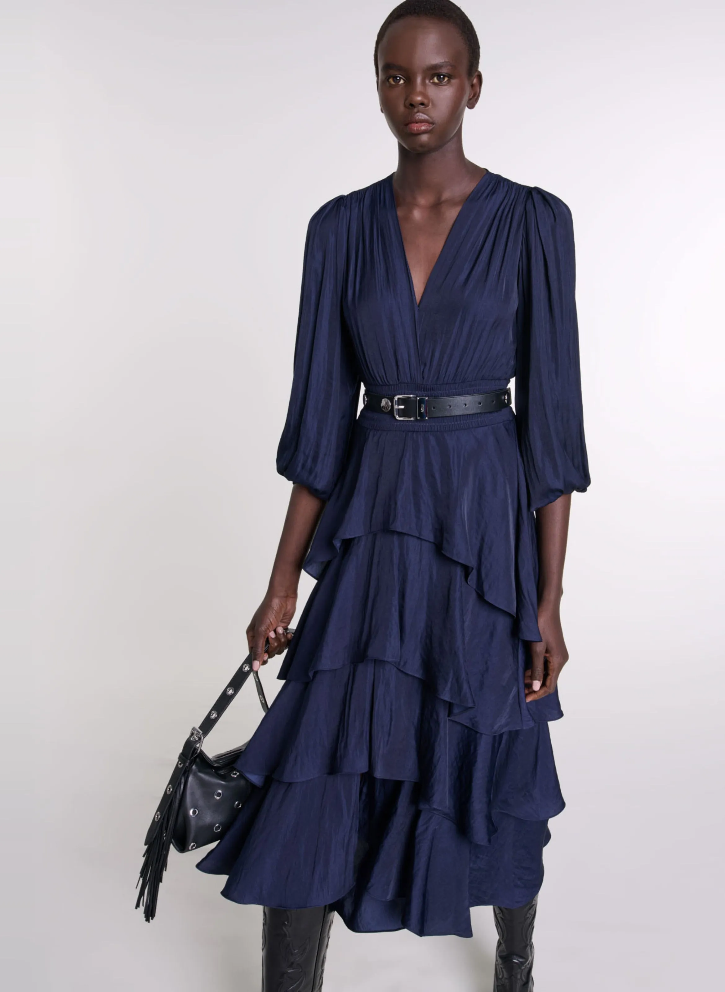 Vestido largo con cuello de pico y volantes en azul