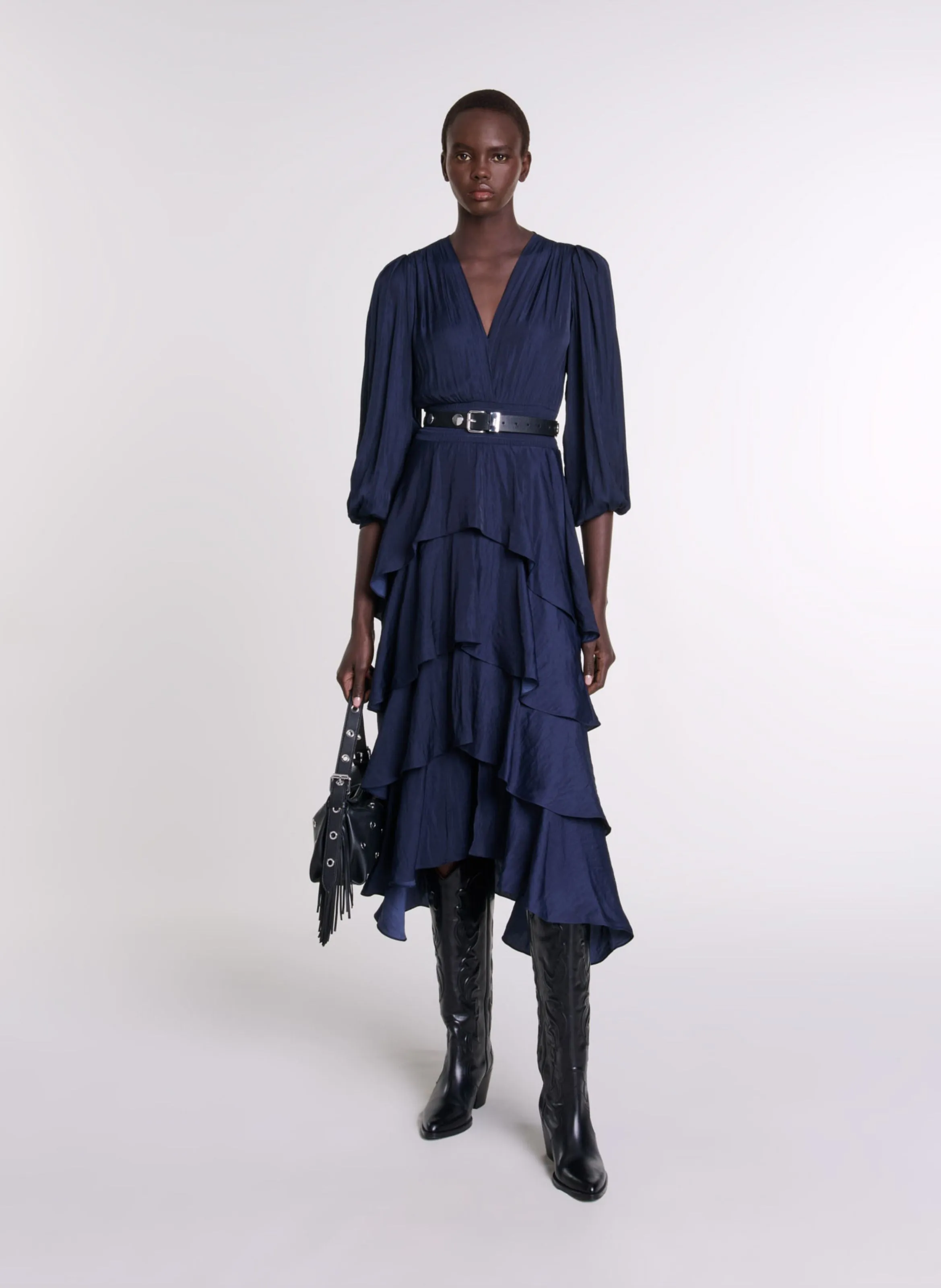 Vestido largo con cuello de pico y volantes en azul