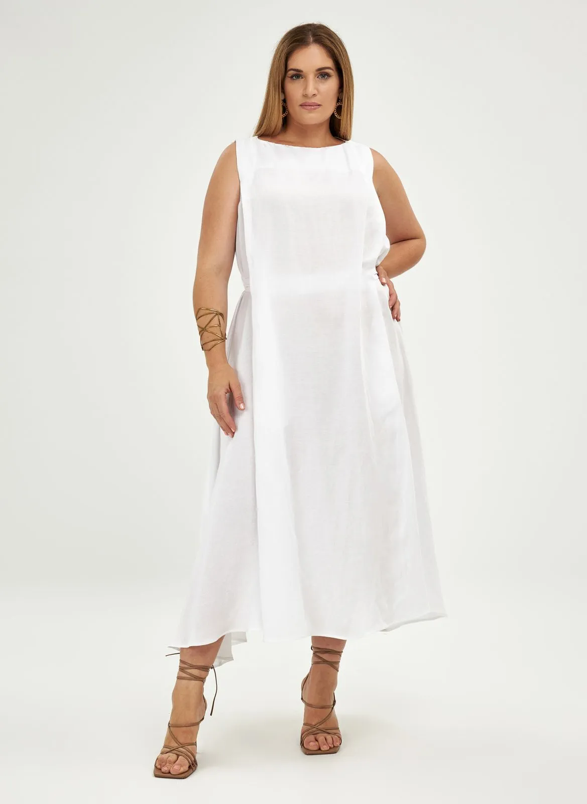 Vestido largo con cuello redondo en blanco