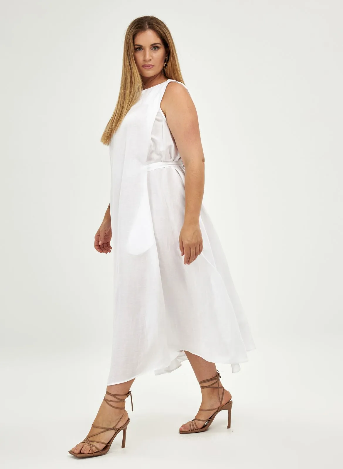 Vestido largo con cuello redondo en blanco
