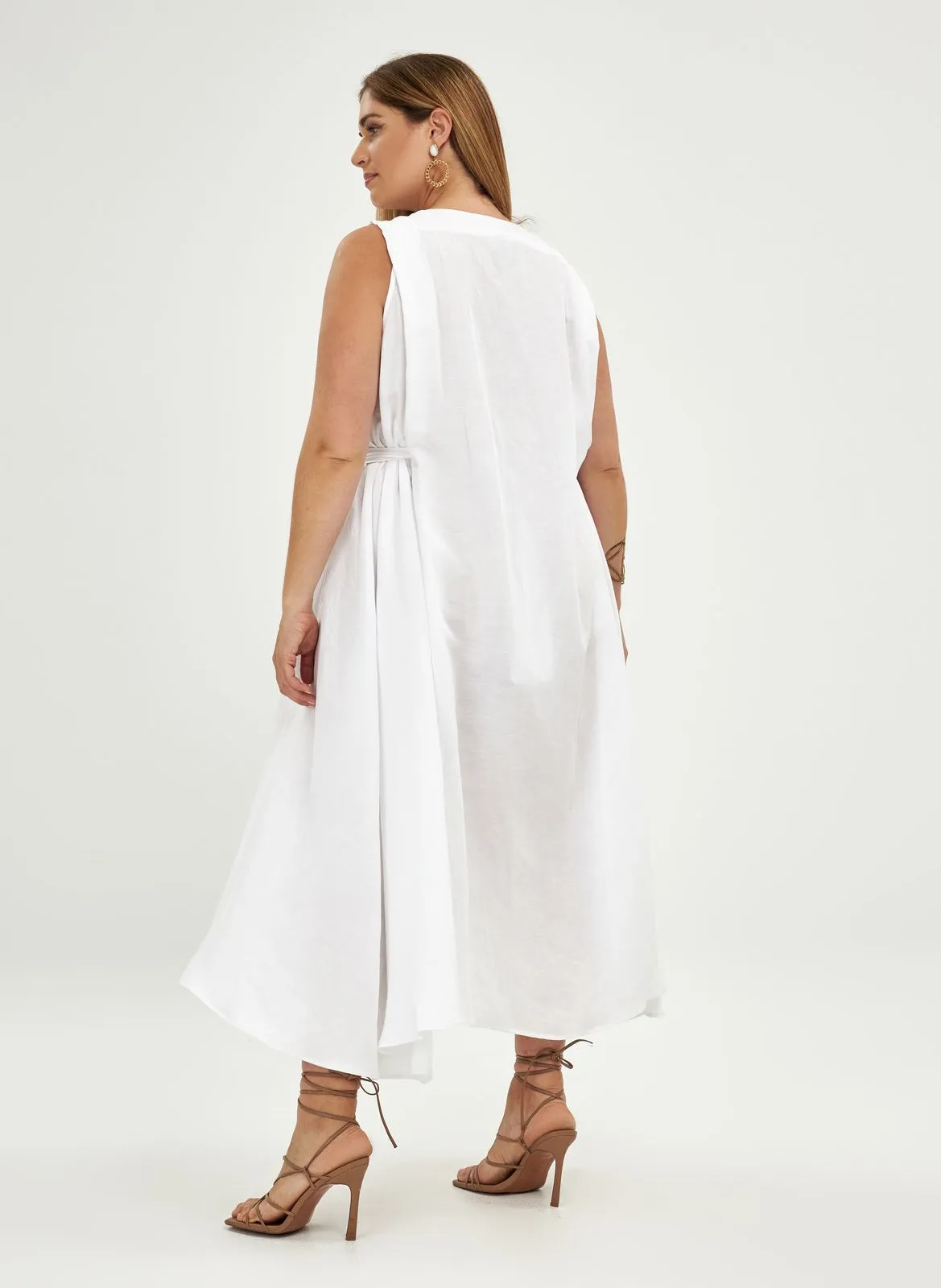 Vestido largo con cuello redondo en blanco
