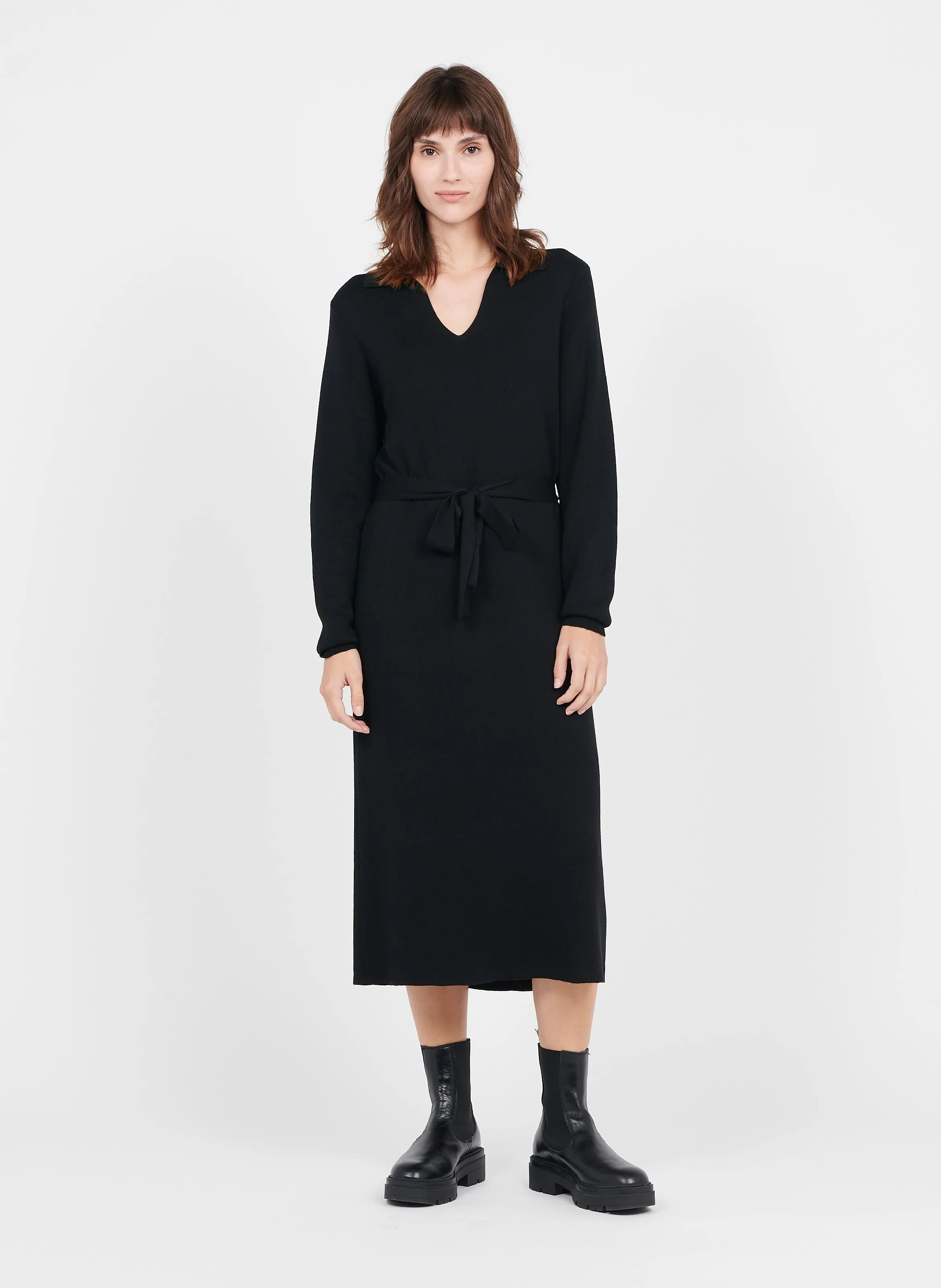 Vestido midi con cuello de pico con vuelta en negro