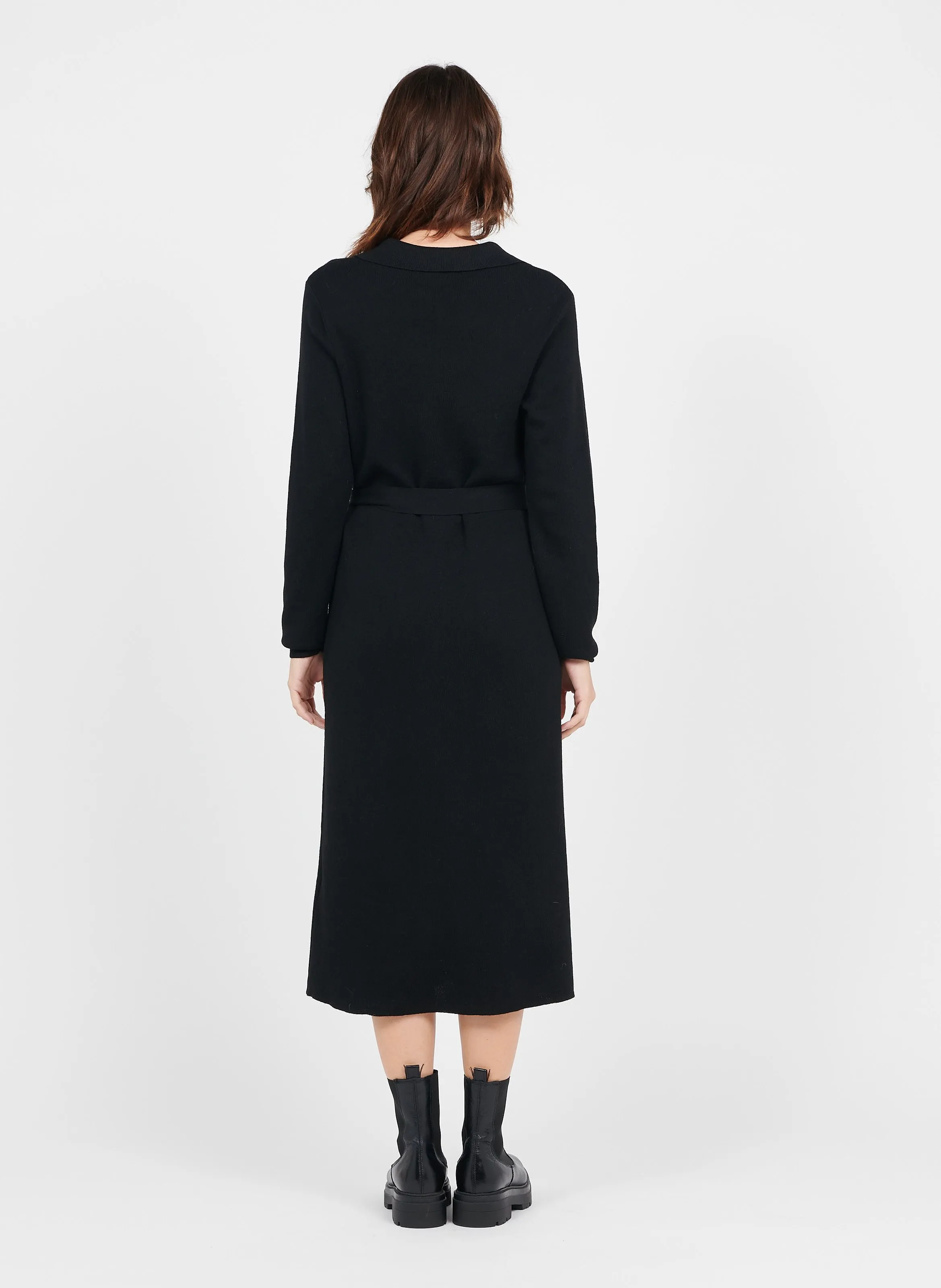 Vestido midi con cuello de pico con vuelta en negro
