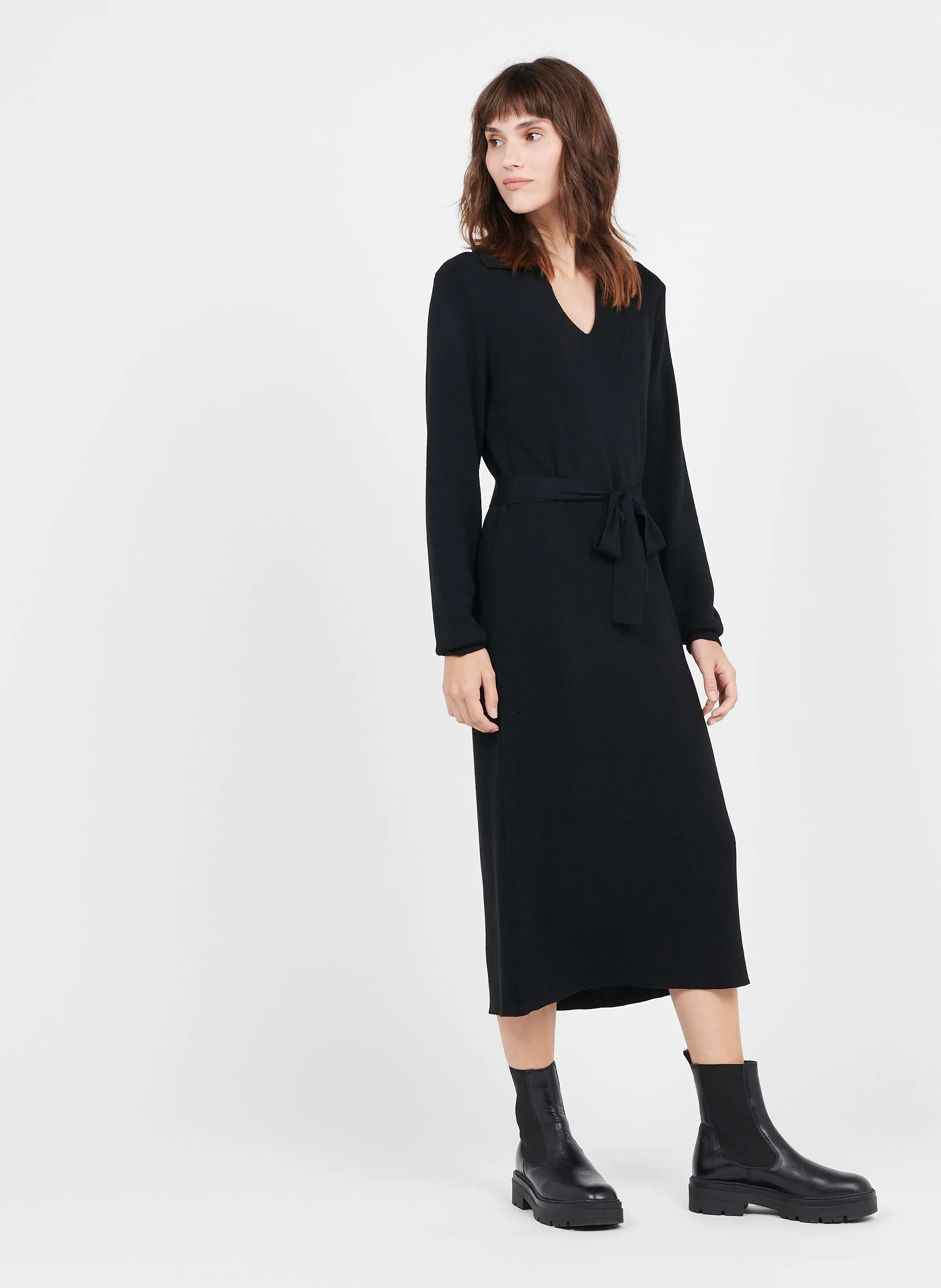 Vestido midi con cuello de pico con vuelta en negro