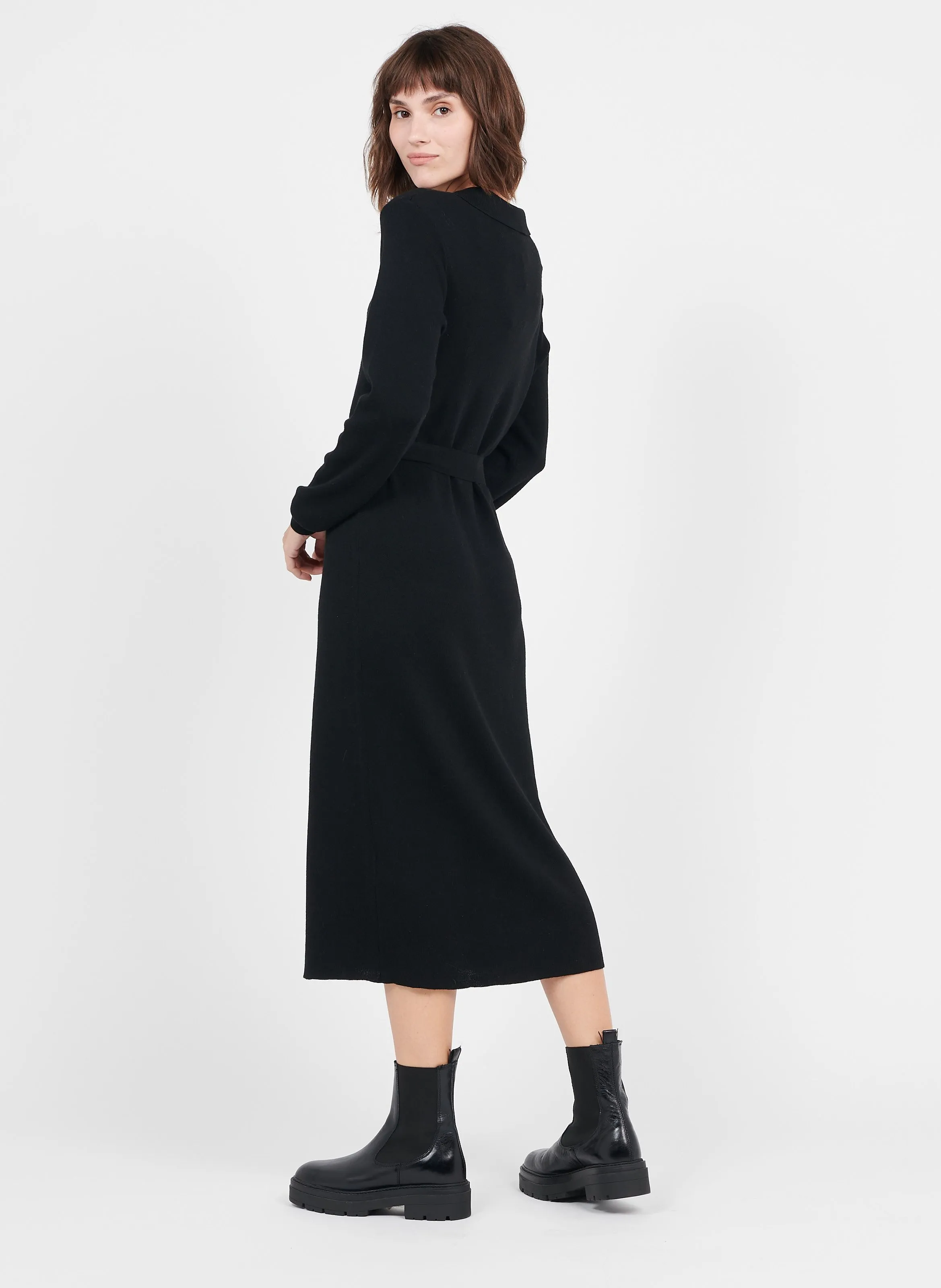 Vestido midi con cuello de pico con vuelta en negro
