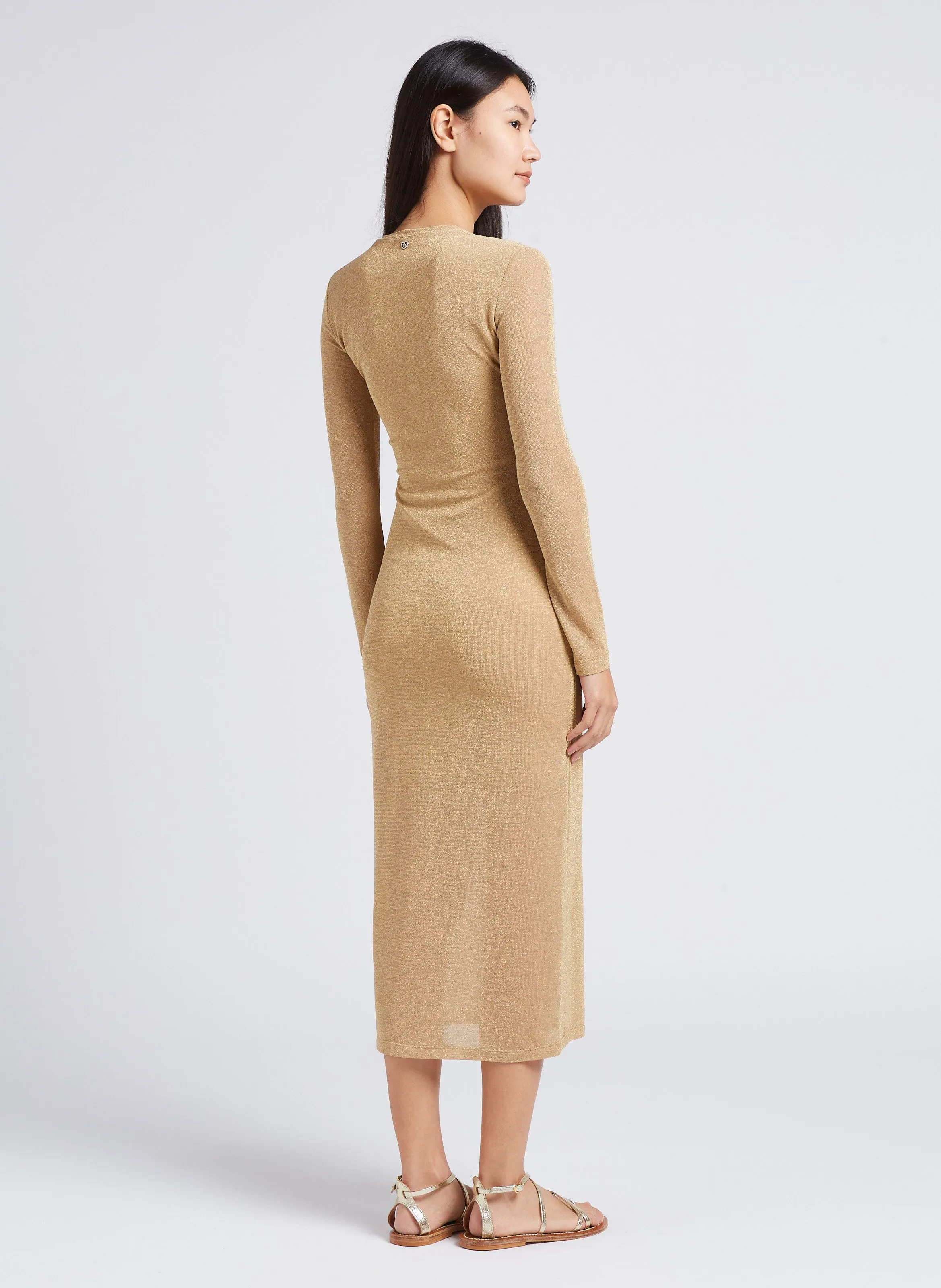 Vestido midi con efecto metalizado en dorado