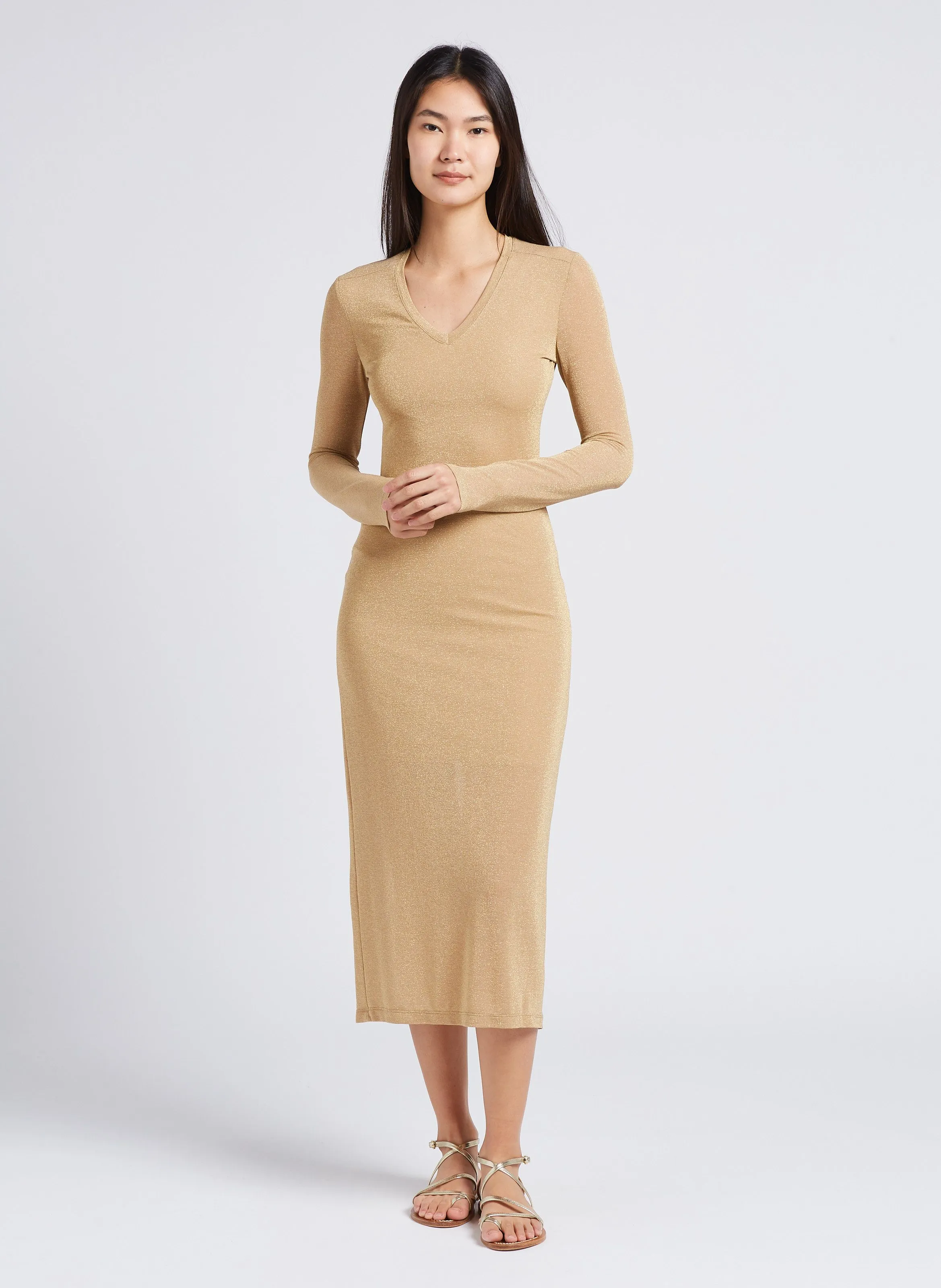 Vestido midi con efecto metalizado en dorado