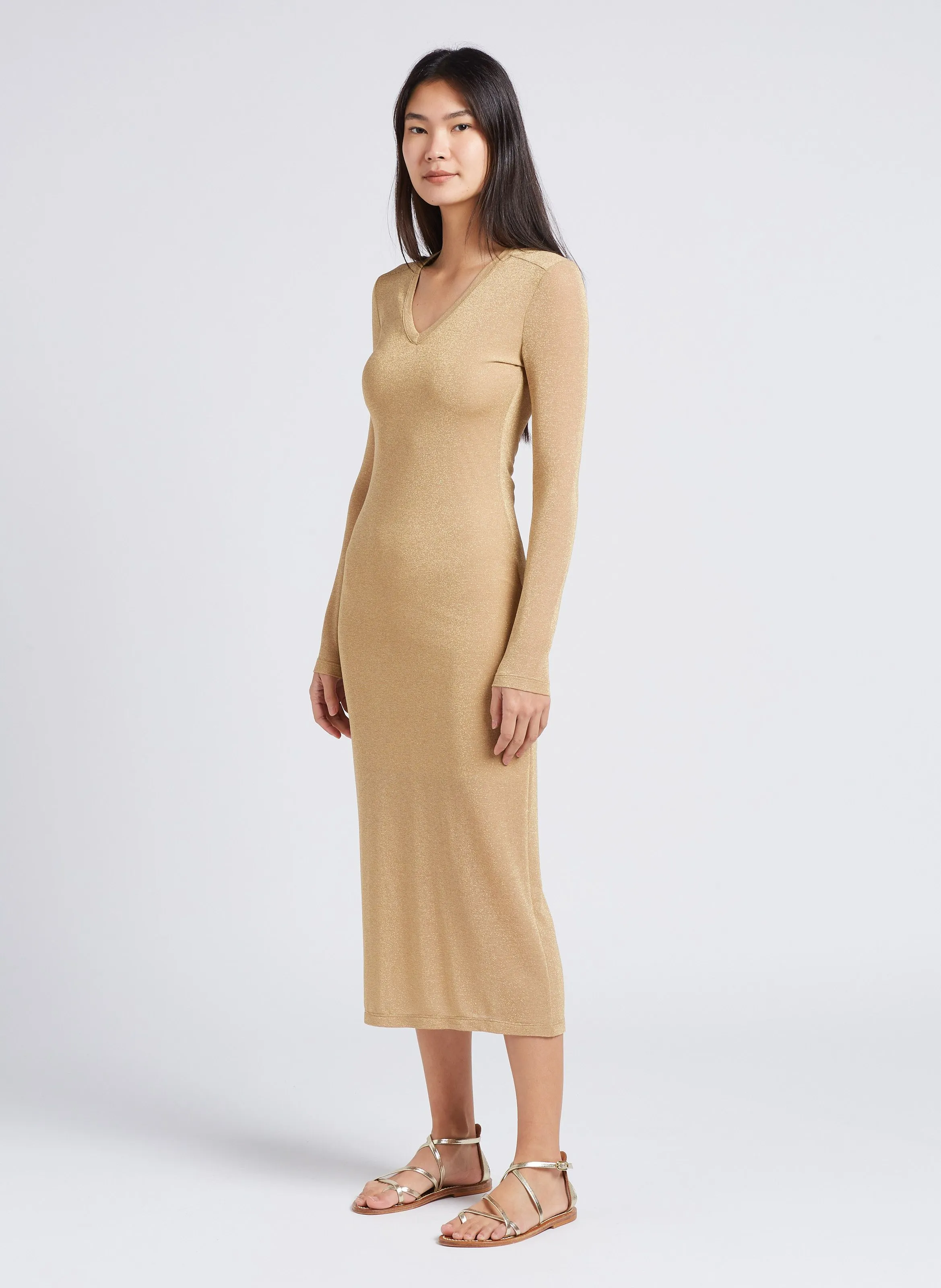 Vestido midi con efecto metalizado en dorado