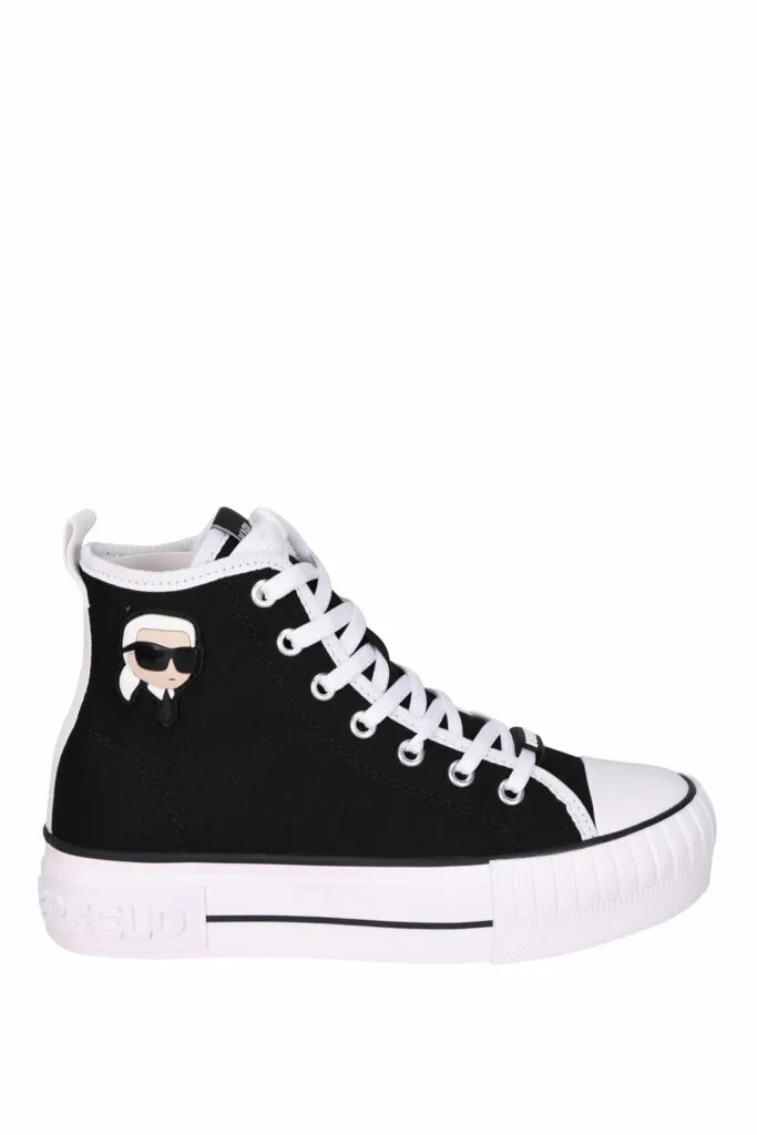Zapatillas negras altas estilo 
