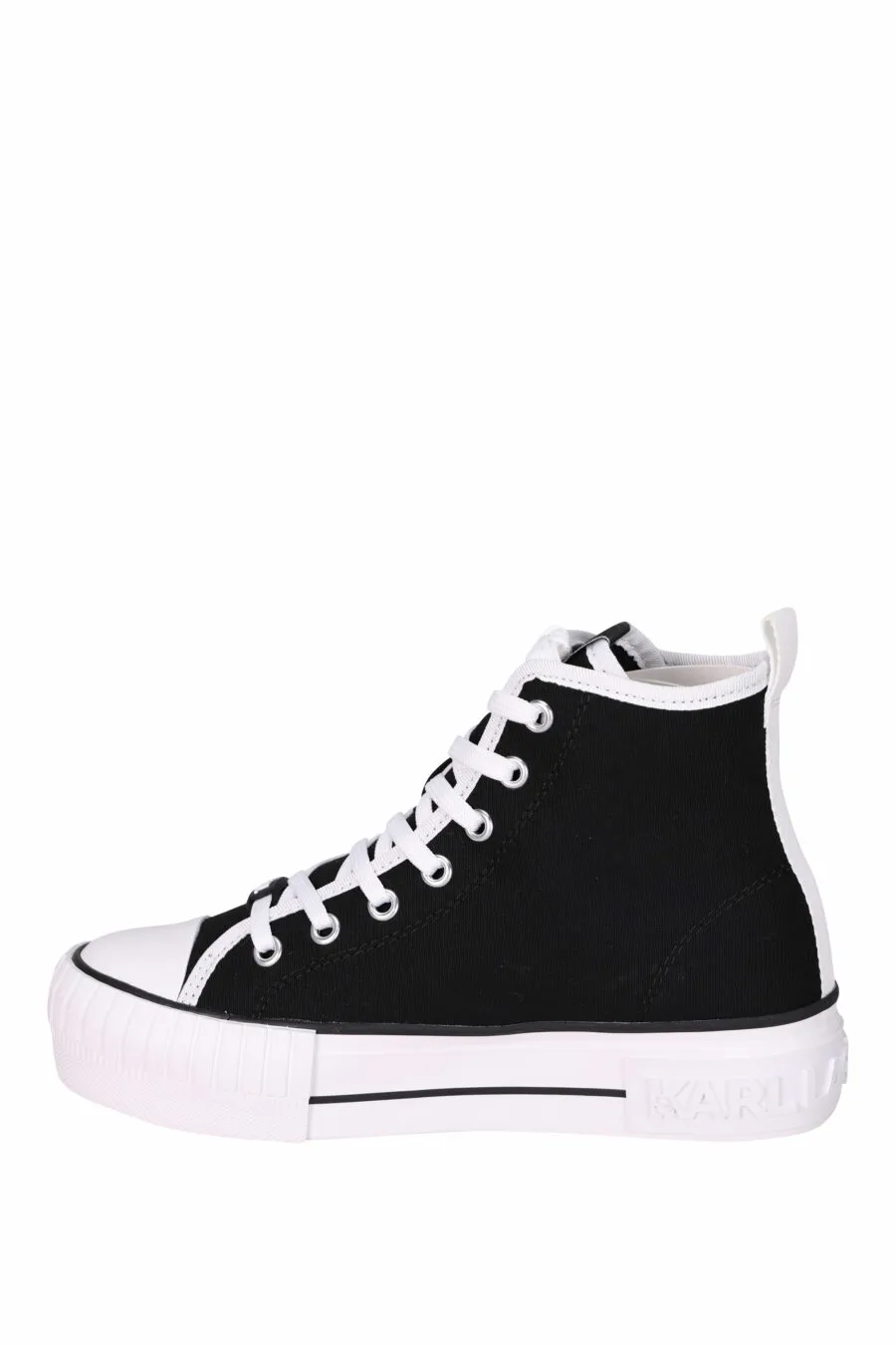 Zapatillas negras altas estilo 
