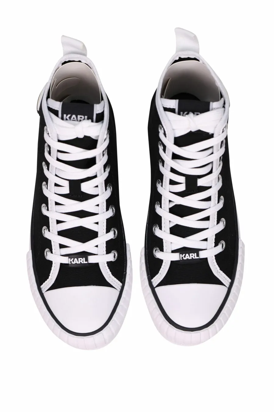 Zapatillas negras altas estilo 
