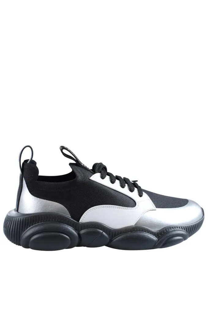 Zapatillas negras con blanco y plateado 