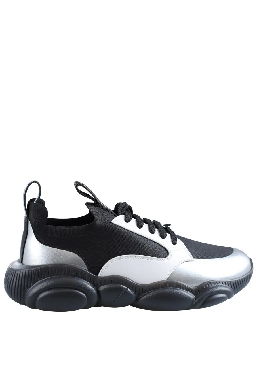 Zapatillas negras con blanco y plateado 