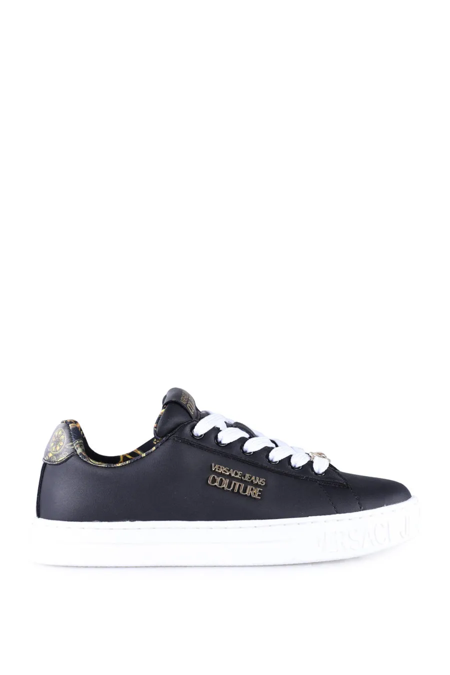 Zapatillas negras con suela blanca y logo dorado