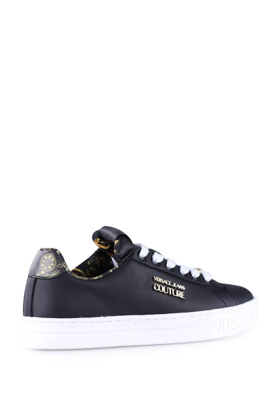 Zapatillas negras con suela blanca y logo dorado