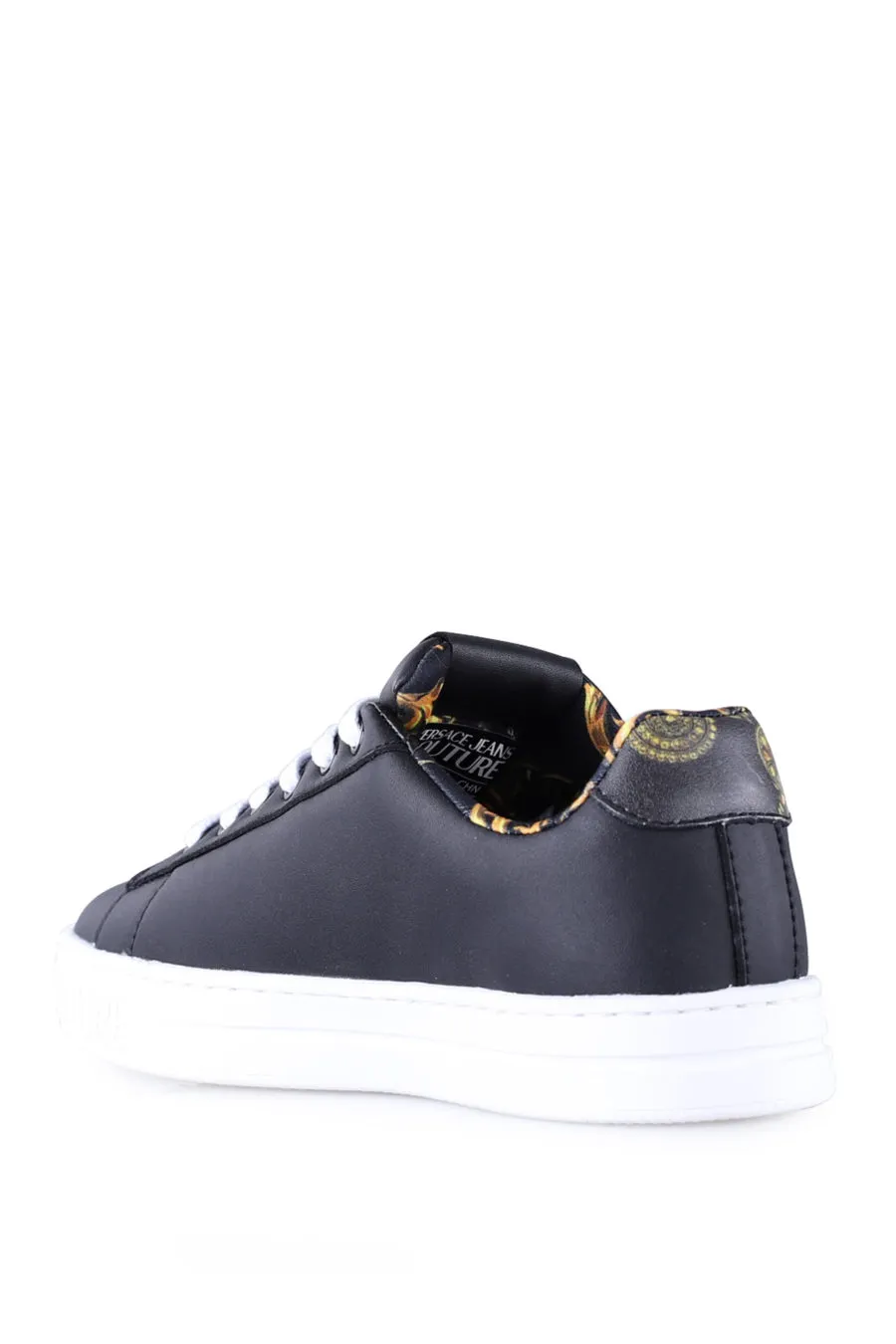 Zapatillas negras con suela blanca y logo dorado