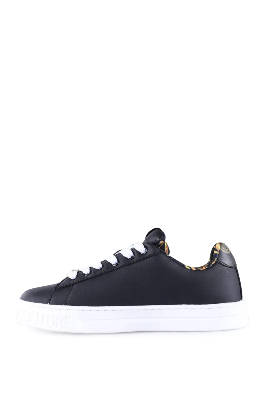 Zapatillas negras con suela blanca y logo dorado